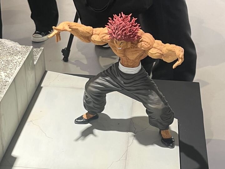 一番くじの景品となるフィギュアも展示。「地上最強の親子喧嘩」を再現できるものや勇次郎の両手を広げた構えをフュギュア化