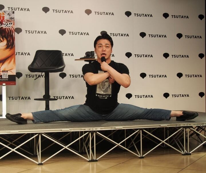 勇次郎並みの開脚を披露する山口さん