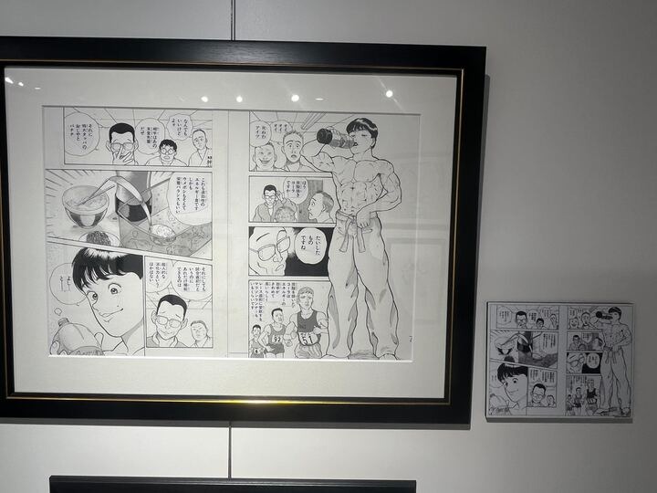 「炭酸抜きコーラ」のパネル横には原画も展示