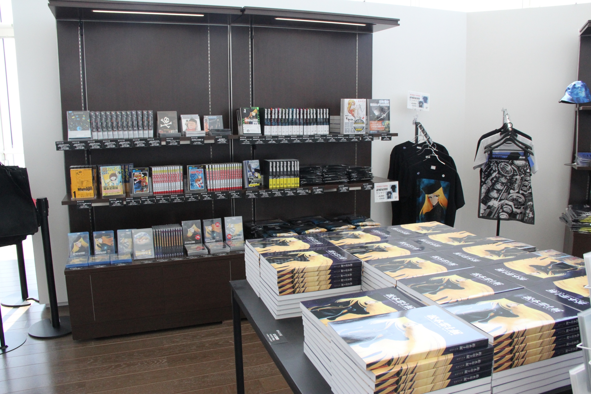 展示エリアの先には“「松本零士展」公式ショップ”が設けられており、「松本零士展」グッズが多数販売されている