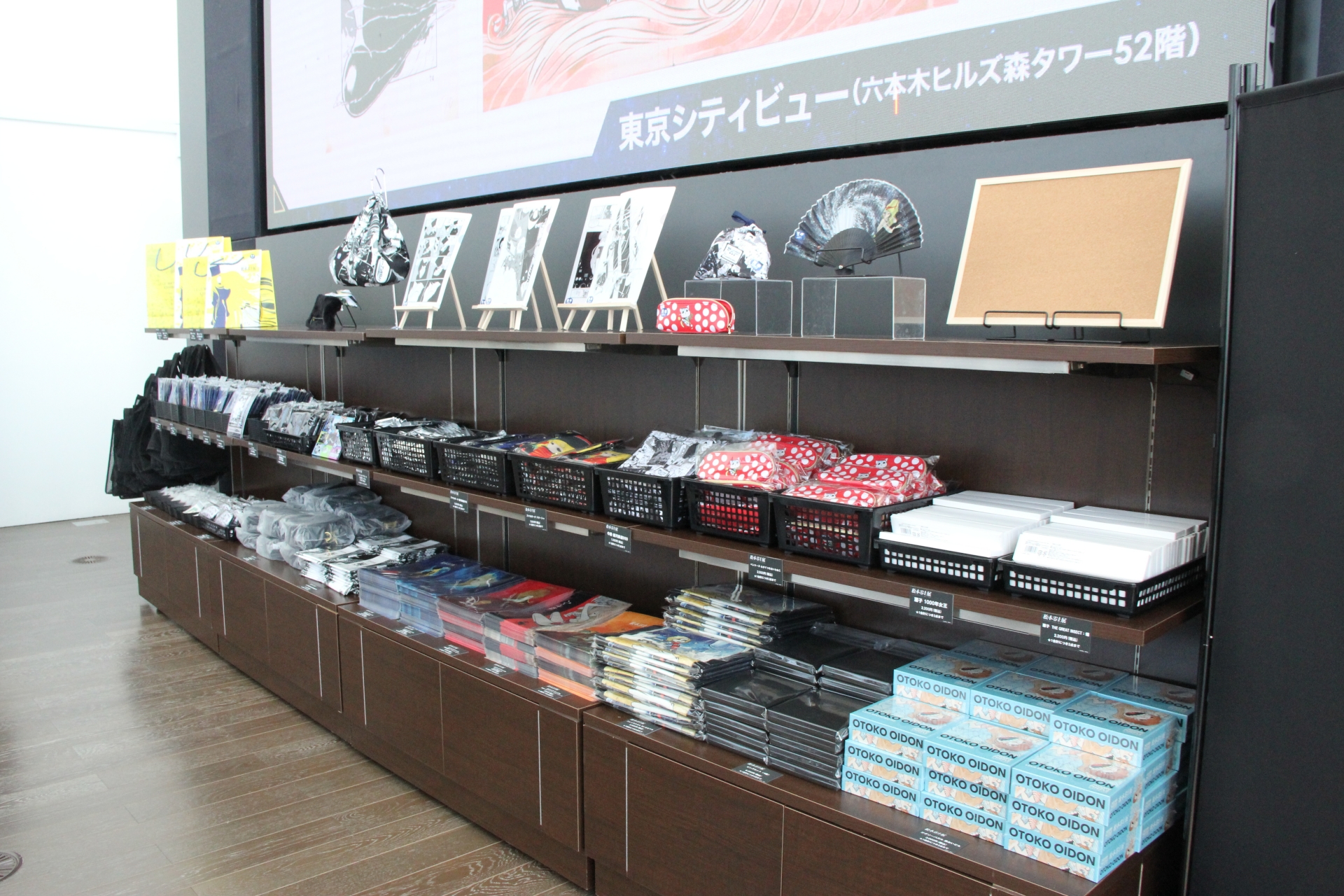 展示エリアの先には“「松本零士展」公式ショップ”が設けられており、「松本零士展」グッズが多数販売されている