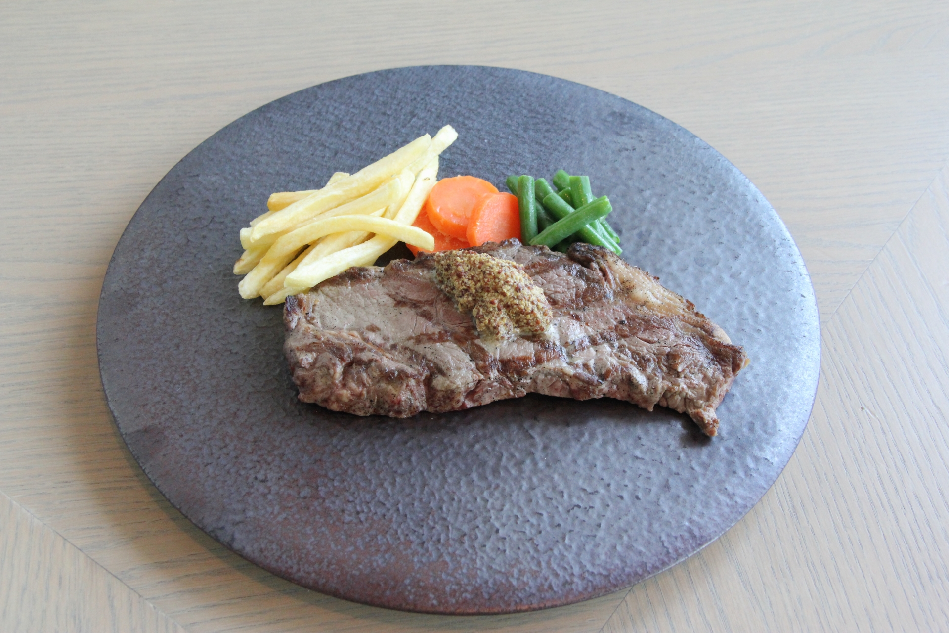 「銀河鉄道999　鉄郎の“ビフテキ”」と「クレアの涙星カクテル」、「漆黒の女神～メーテルの秘密～」。鉄郎が食べたビフテキを味わえるのは、ファンならずとも嬉しいコラボだ