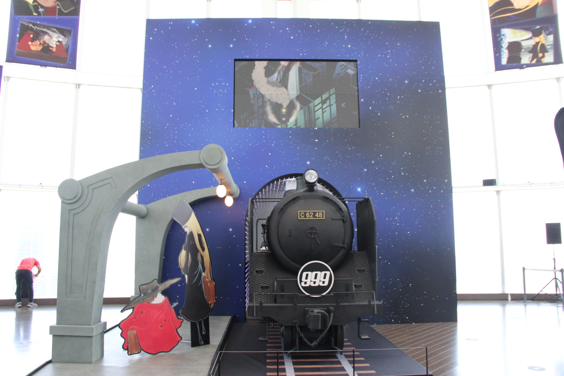 会場エントランスでは、「銀河鉄道999」に登場する駅のプラットフォームと銀河鉄道999号のモニュメントが来場者を迎える