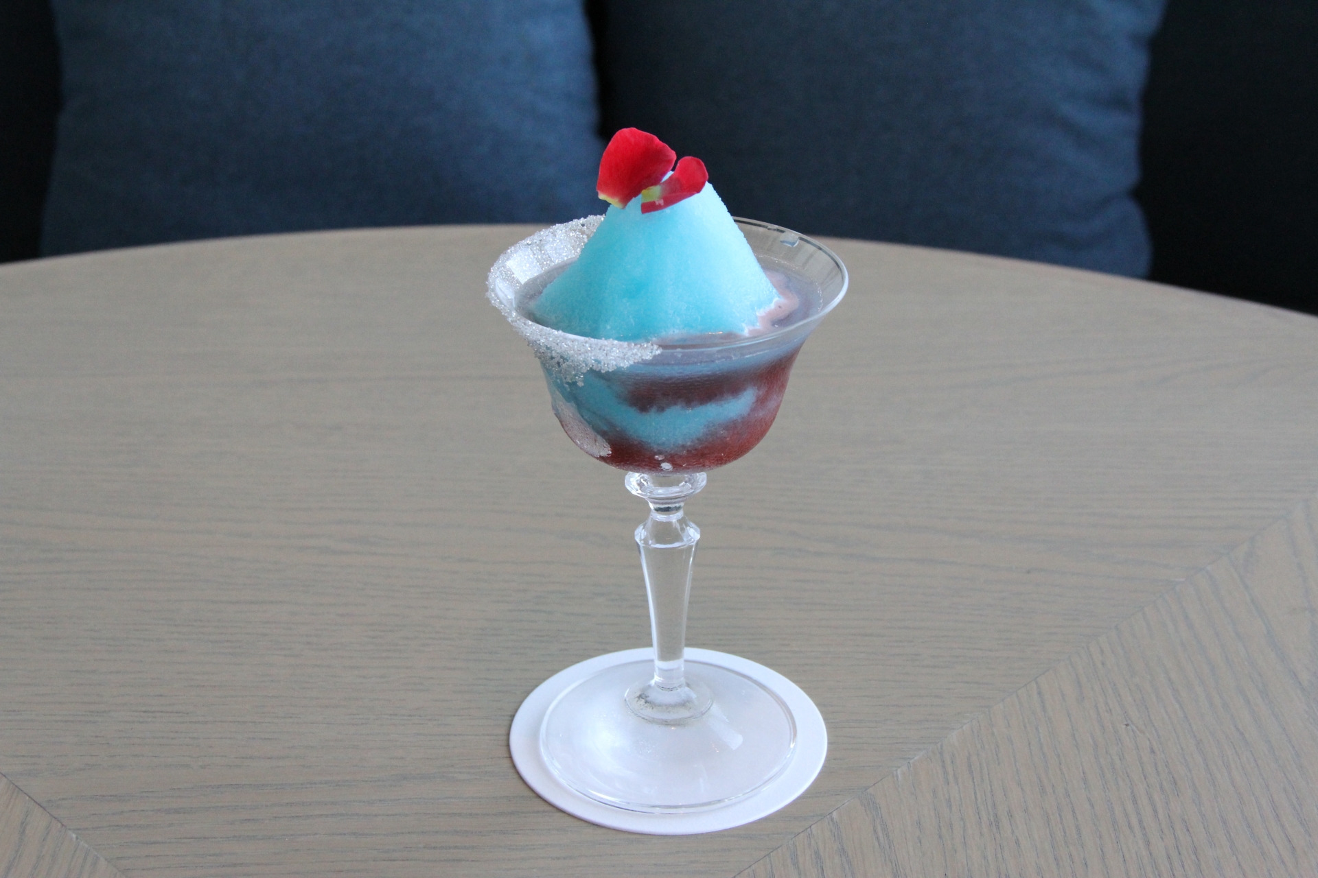 「銀河鉄道999　鉄郎の“ビフテキ”」と「クレアの涙星カクテル」、「漆黒の女神～メーテルの秘密～」。鉄郎が食べたビフテキを味わえるのは、ファンならずとも嬉しいコラボだ