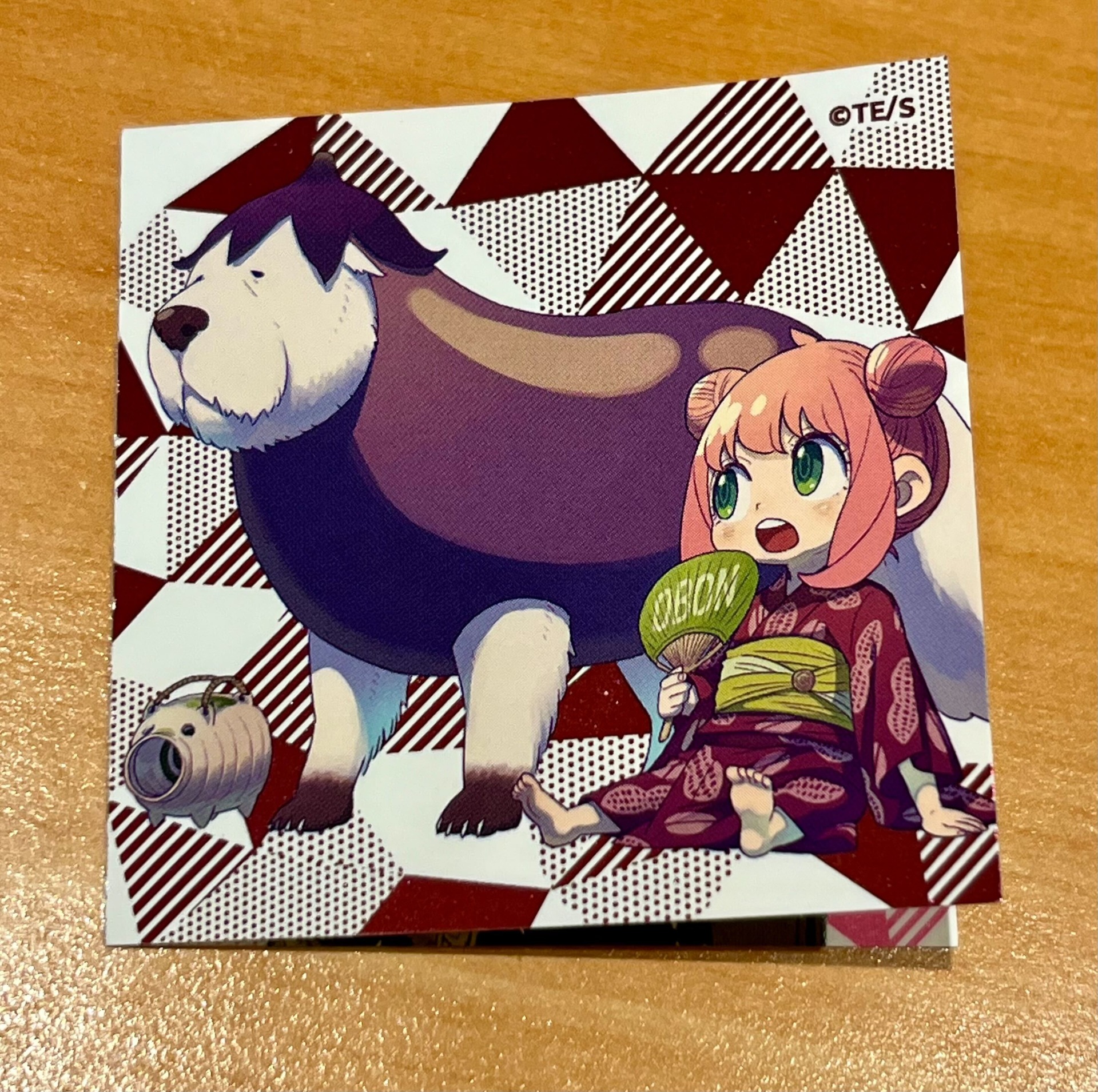 ナスに扮したボンドと浴衣のアーニャ