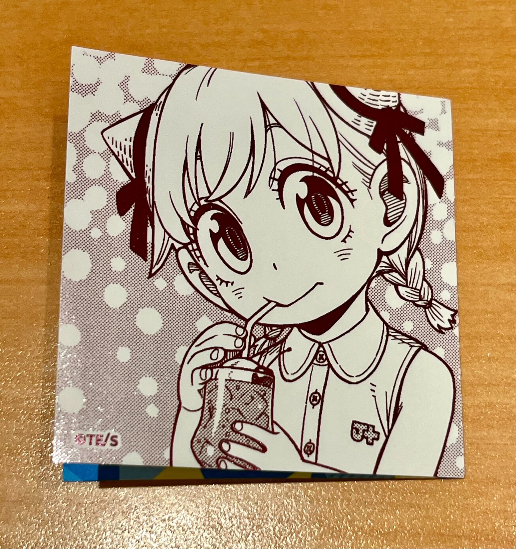 クリームソーダを飲むアーニャ