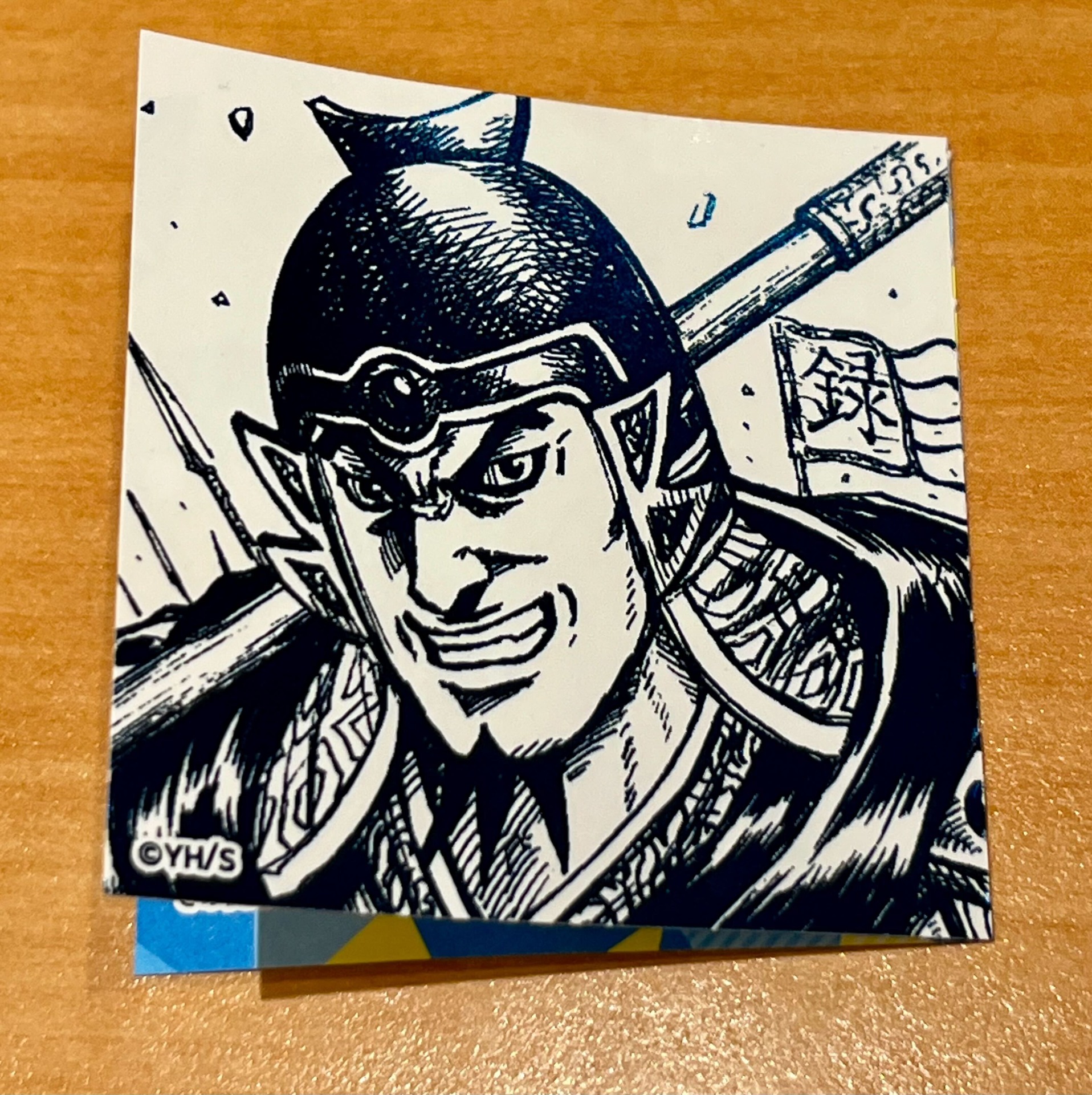 録嗚未の描き下ろしイラスト。武器を肩に担いだ勇ましい絵柄だ