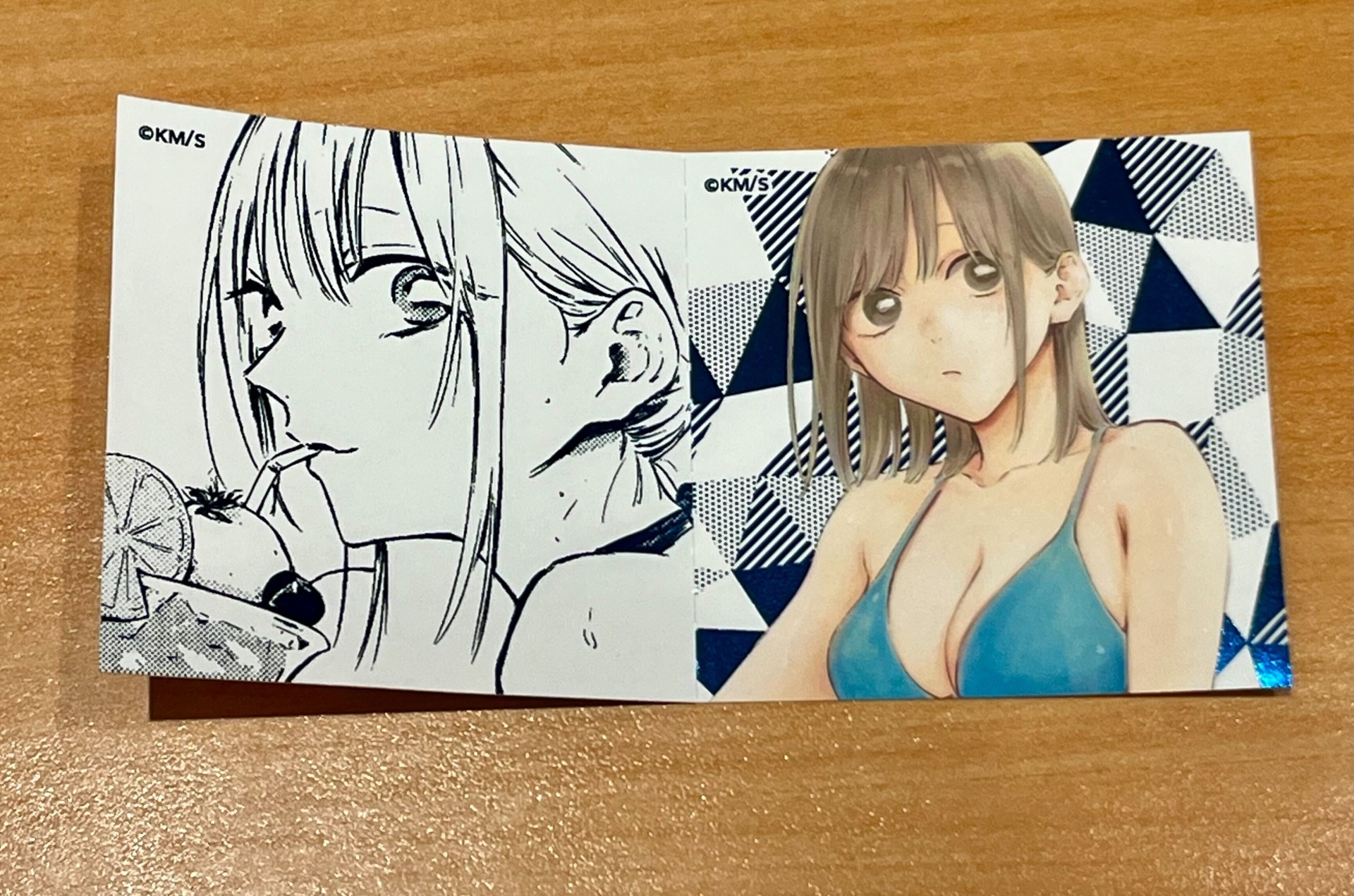 ステッカーの中面。描き下ろしイラストの千夏の輪郭や服が青く光る