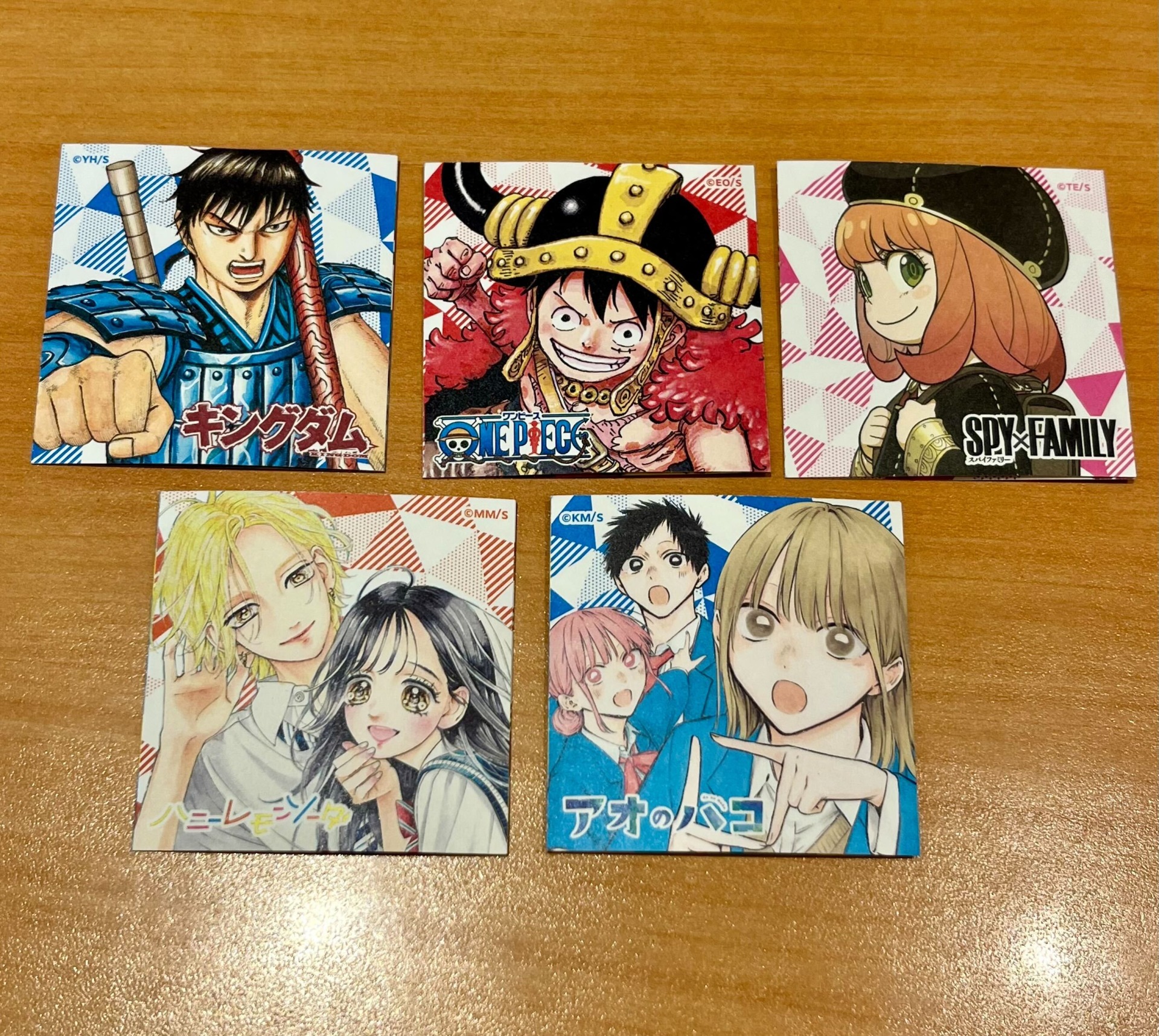 各作品の主人公や描き下ろしイラストかデザインされた特製ステッカー