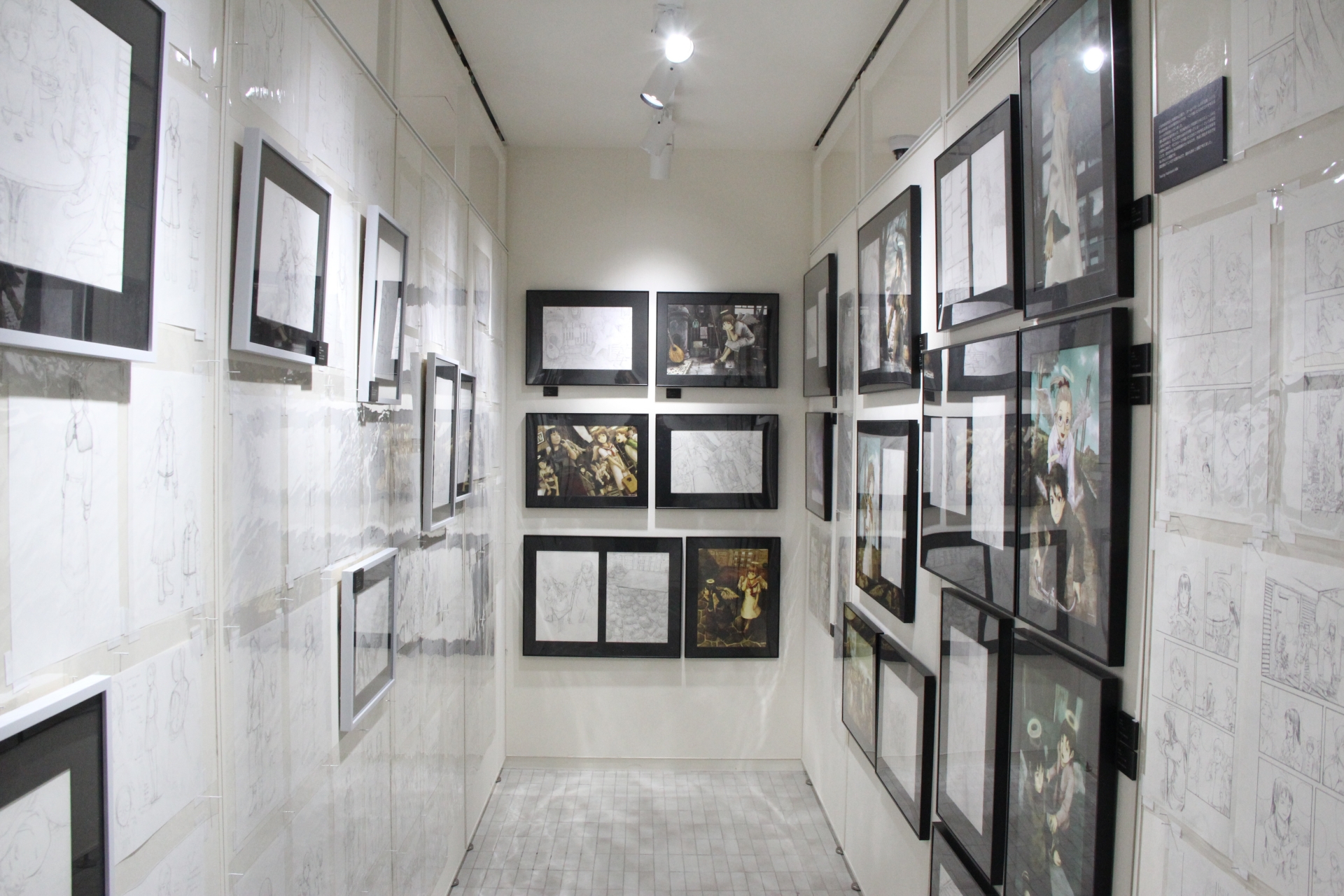 漫画や線画、ジャケット原画、世界観設定画にカラー原画など、「灰羽連盟」の魅力が詰まったエリアを堪能できる