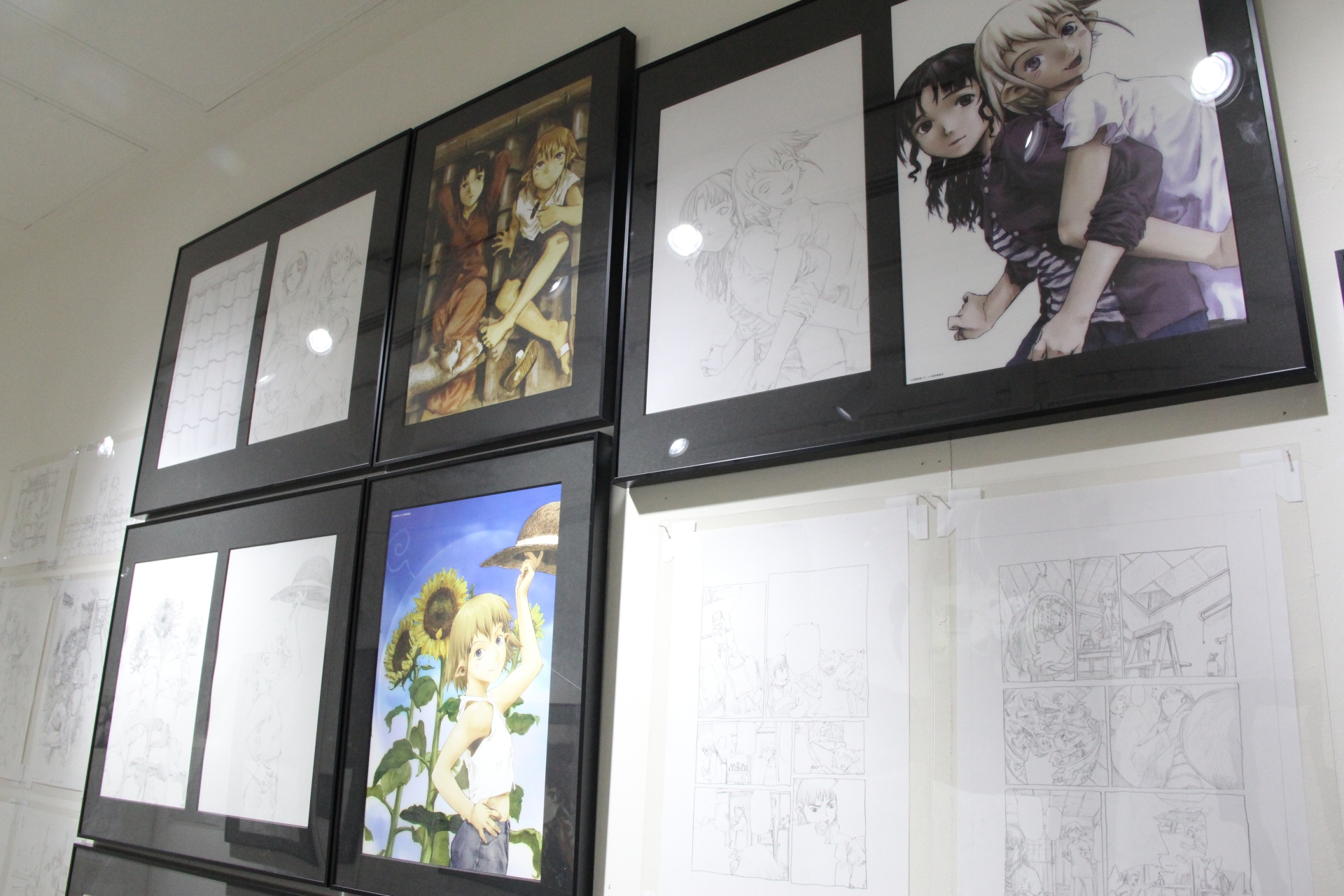 他の作品と比べると、明るい配色が目立つ「NieA_7」の展示物。それでも、随所に安倍氏らしい色使いも見て取れる