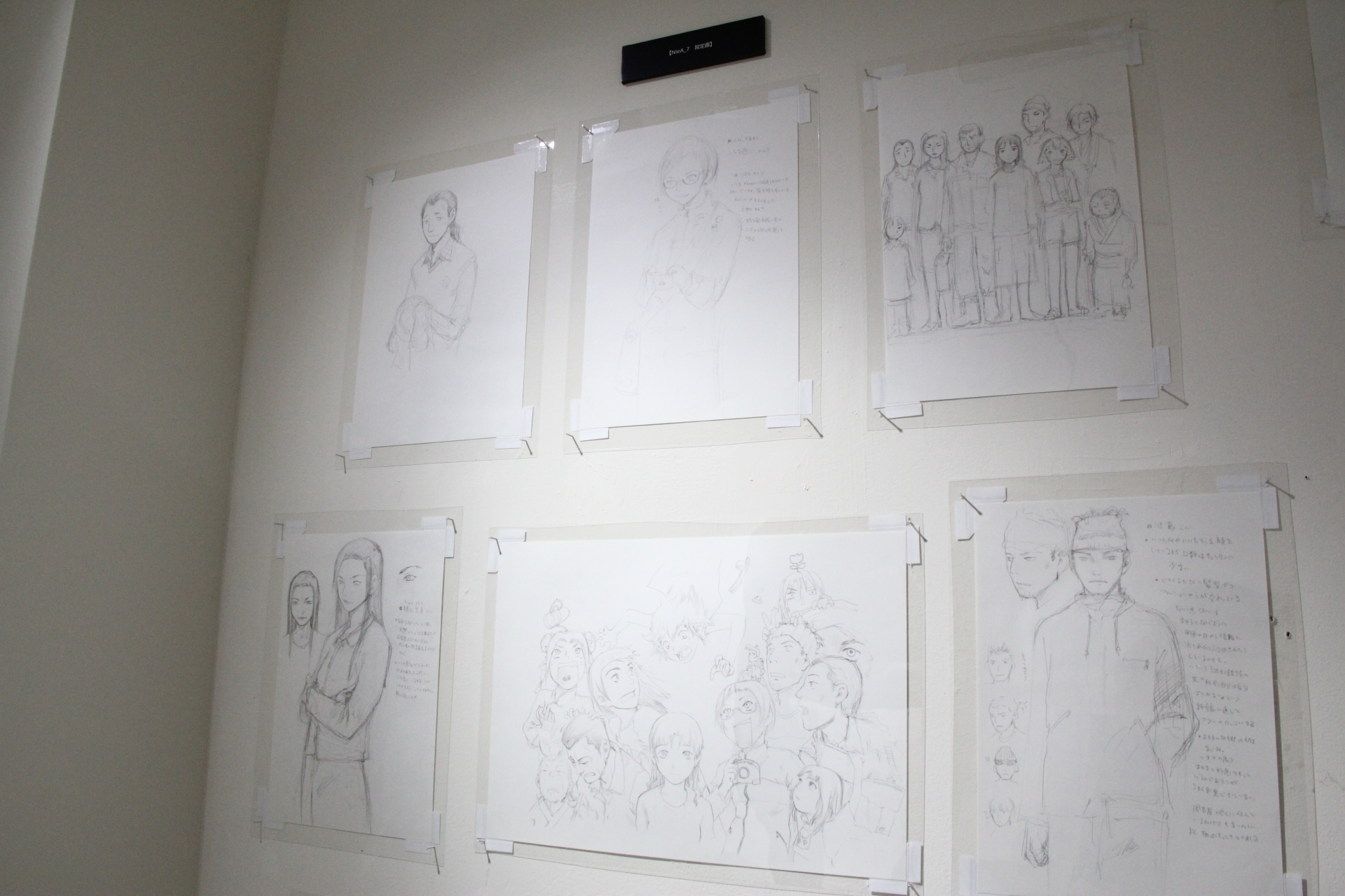 他の作品と比べると、明るい配色が目立つ「NieA_7」の展示物。それでも、随所に安倍氏らしい色使いも見て取れる