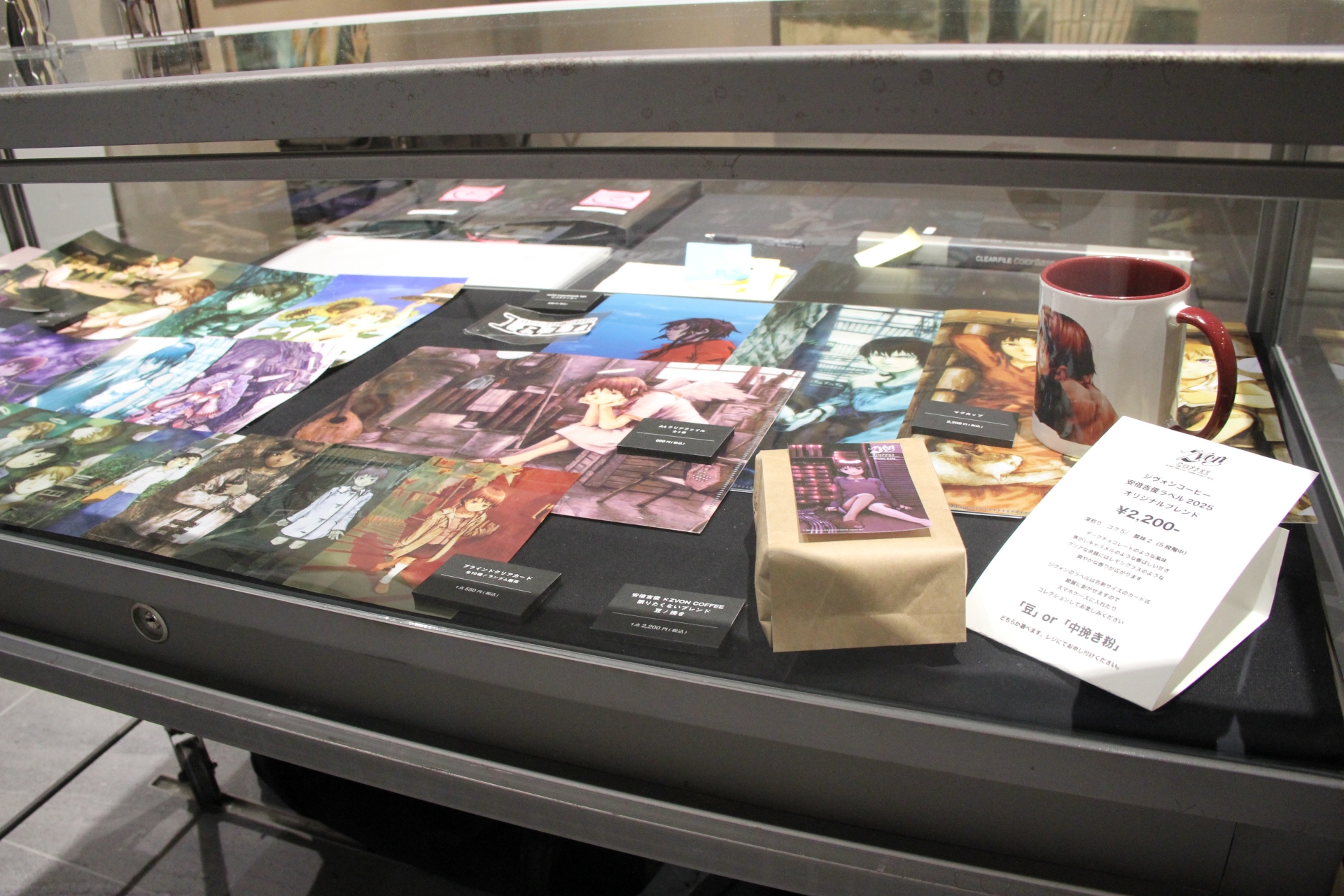 展示会会場中央ではグッズ販売も行なわれている。種類も豊富なので、いろいろと欲しくなってしまうことだろう