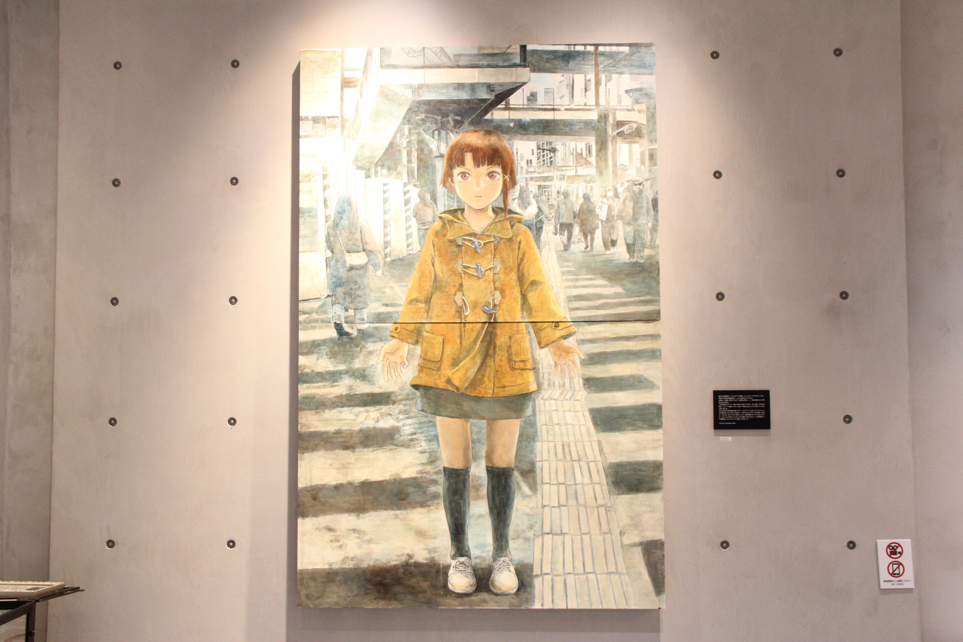 グッズ販売スペースに飾られている、“いま渋谷に存在する等身大玲音”のイラスト。背景が現在も工事中の渋谷というのが、生々しさを感じさせてくれる