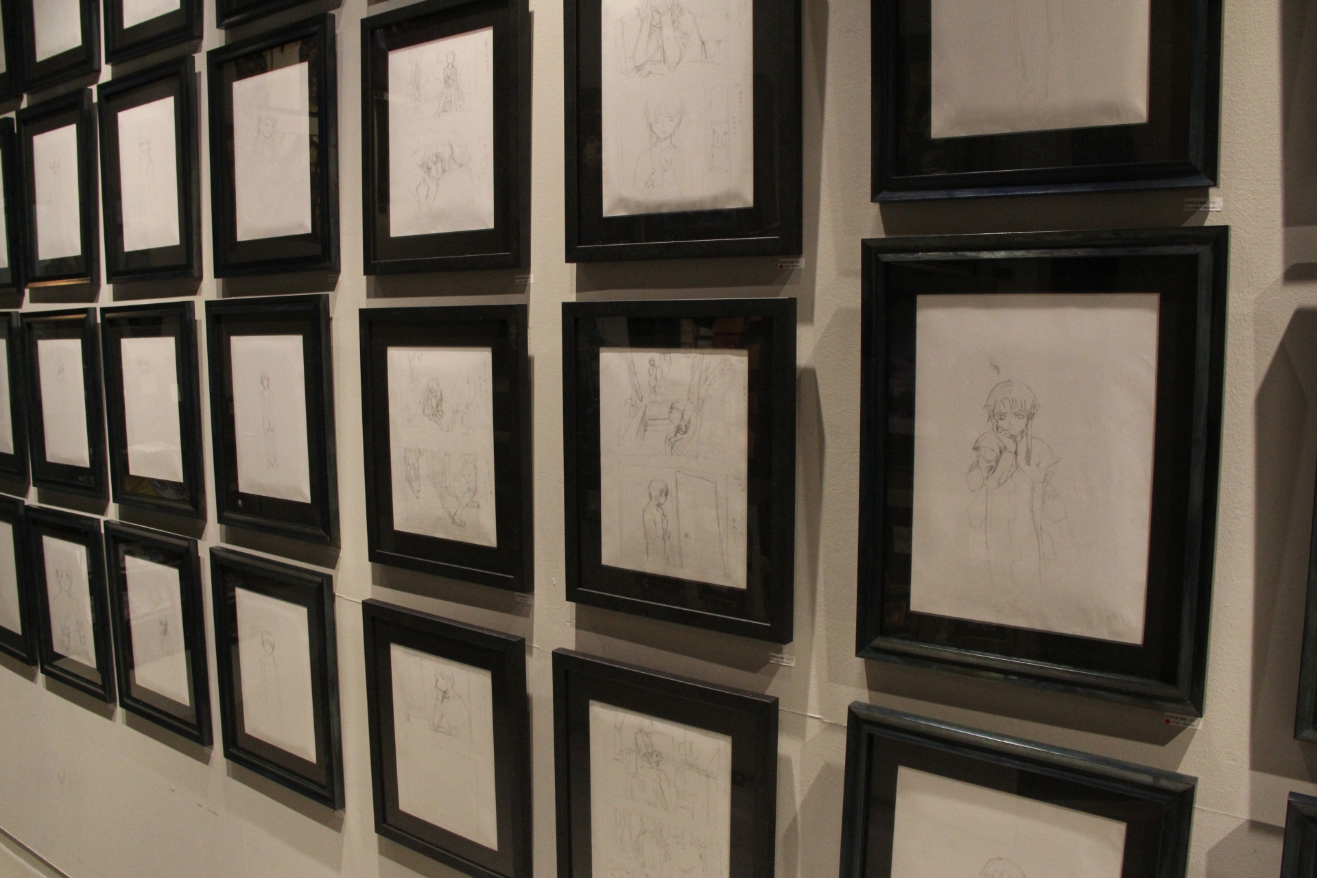 会場に入ってすぐの通路は、1点ものの原画が展示・販売されているスペースとなっている。生原稿を手元に置ける、またとないチャンスだ。額装された作品もあるが、もちろん鑑賞だけでもOK