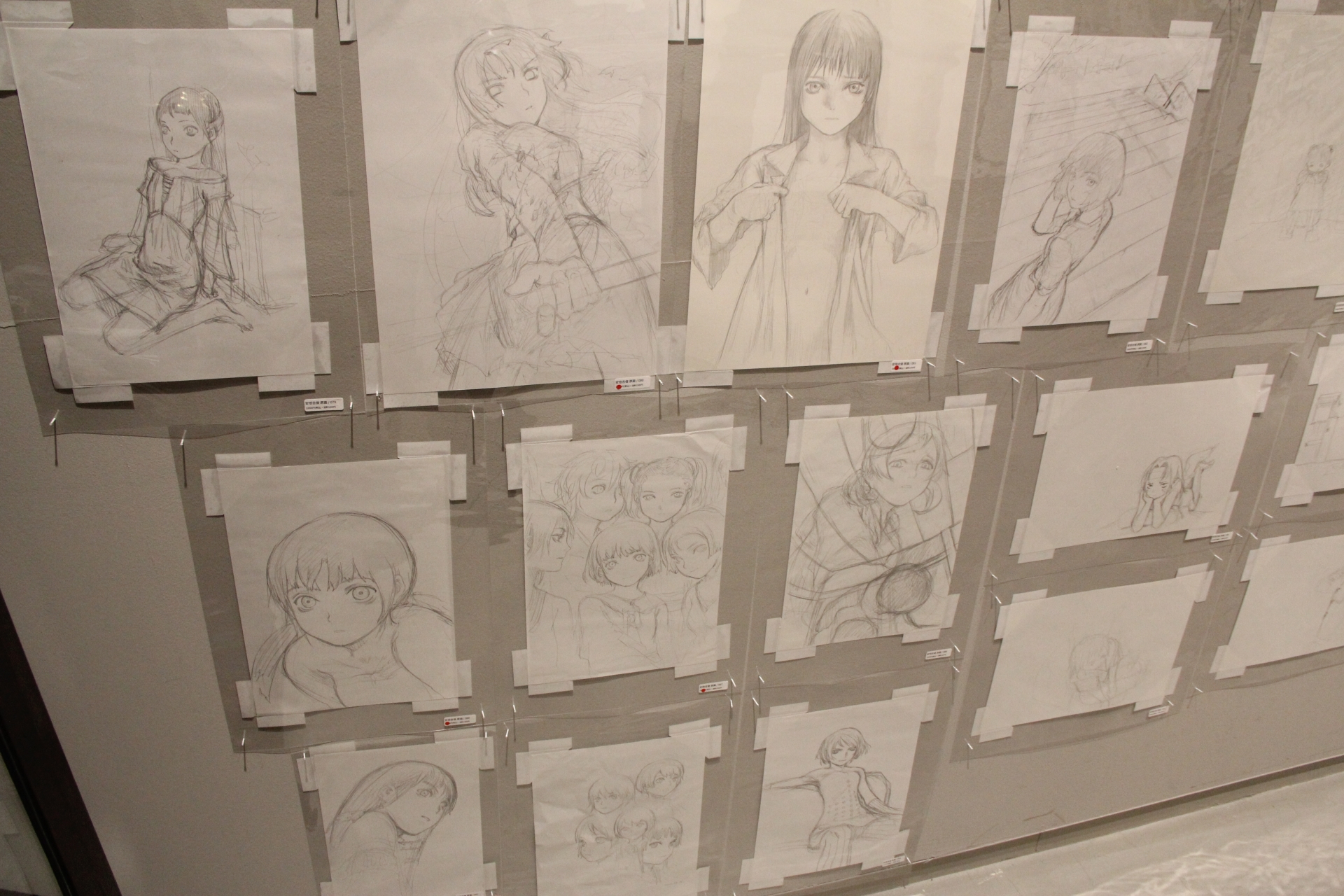 会場に入ってすぐの通路は、1点ものの原画が展示・販売されているスペースとなっている。生原稿を手元に置ける、またとないチャンスだ。額装された作品もあるが、もちろん鑑賞だけでもOK