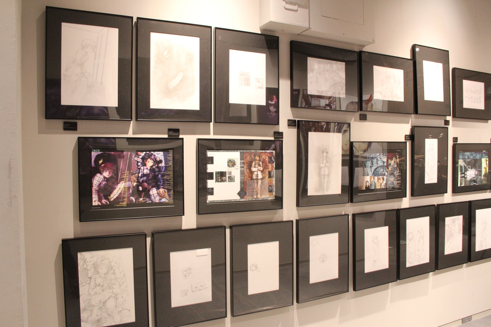 実際に掲載されたイラストを囲むように、下絵も合わせて展示されている。線画の細かさに、出るのは感心のため息ばかりだった