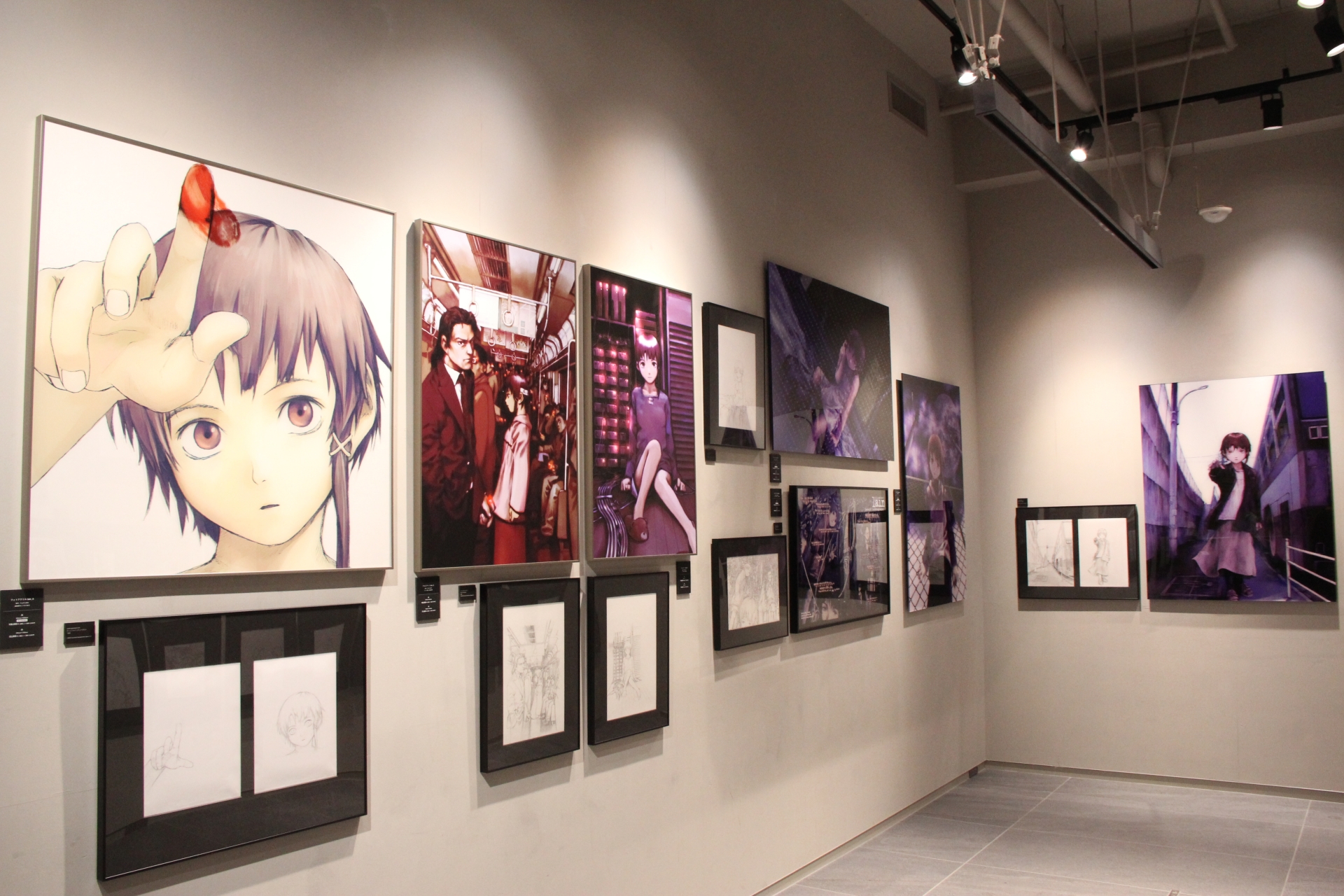 左端は「serial experiments lain」のパッケージイラストだが、下描きの線画と見比べるといろいろ変更されているのがわかる。これら展示されているカラーイラストは、カラー複製原画としても販売。大きさを3種類から選べるが、最大サイズは数に限りがあるので注意したい