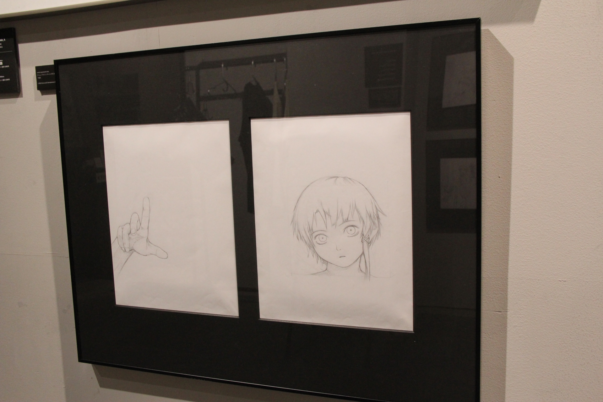 左端は「serial experiments lain」のパッケージイラストだが、下描きの線画と見比べるといろいろ変更されているのがわかる。これら展示されているカラーイラストは、カラー複製原画としても販売。大きさを3種類から選べるが、最大サイズは数に限りがあるので注意したい