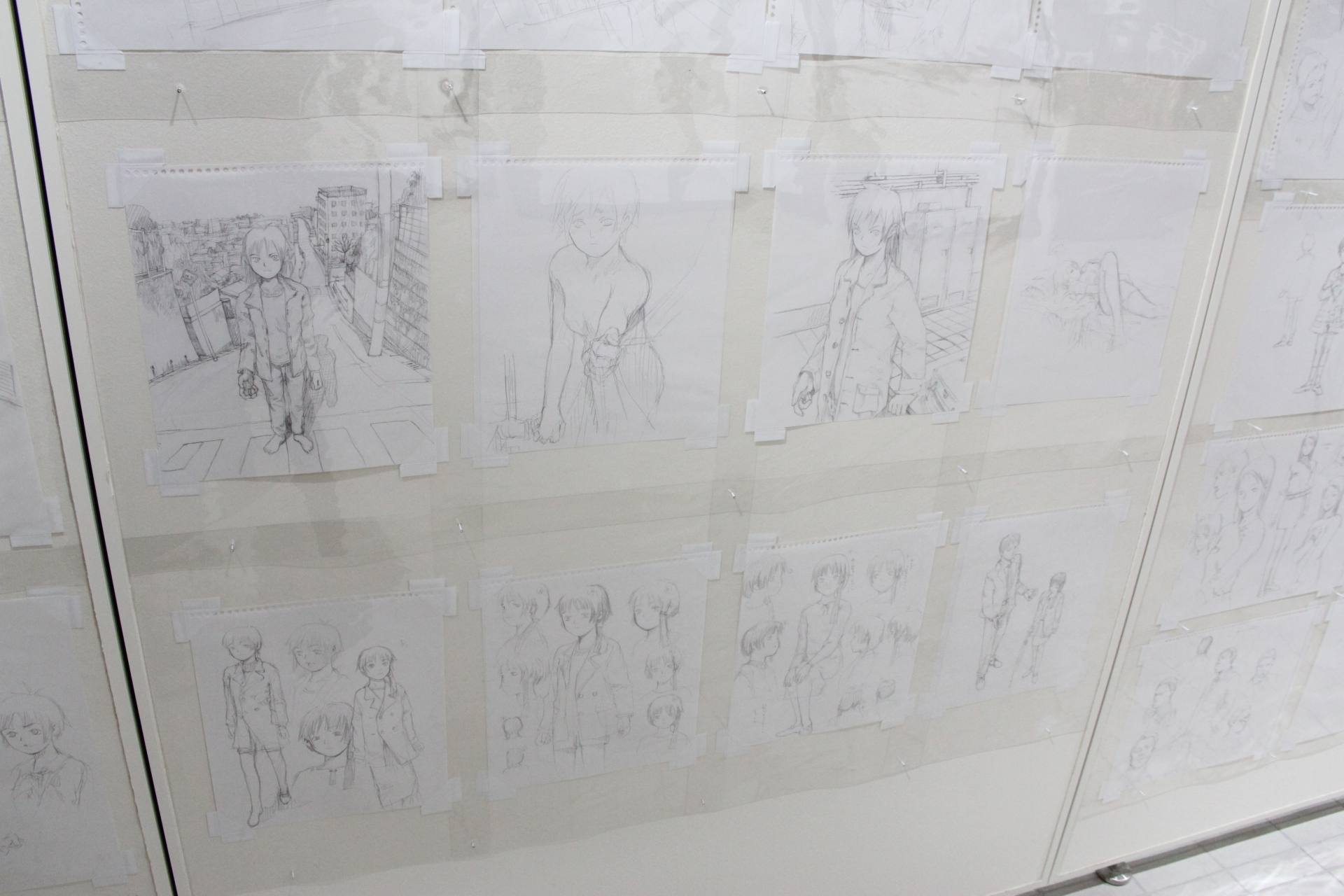 映像ソフトに使用されたジャケットイラストや設定画など、約100枚が展示されている