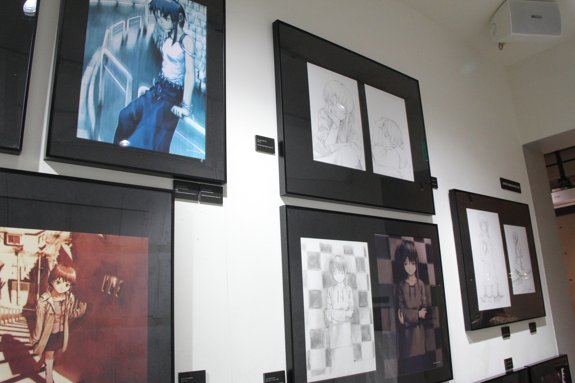 映像ソフトに使用されたジャケットイラストや設定画など、約100枚が展示されている