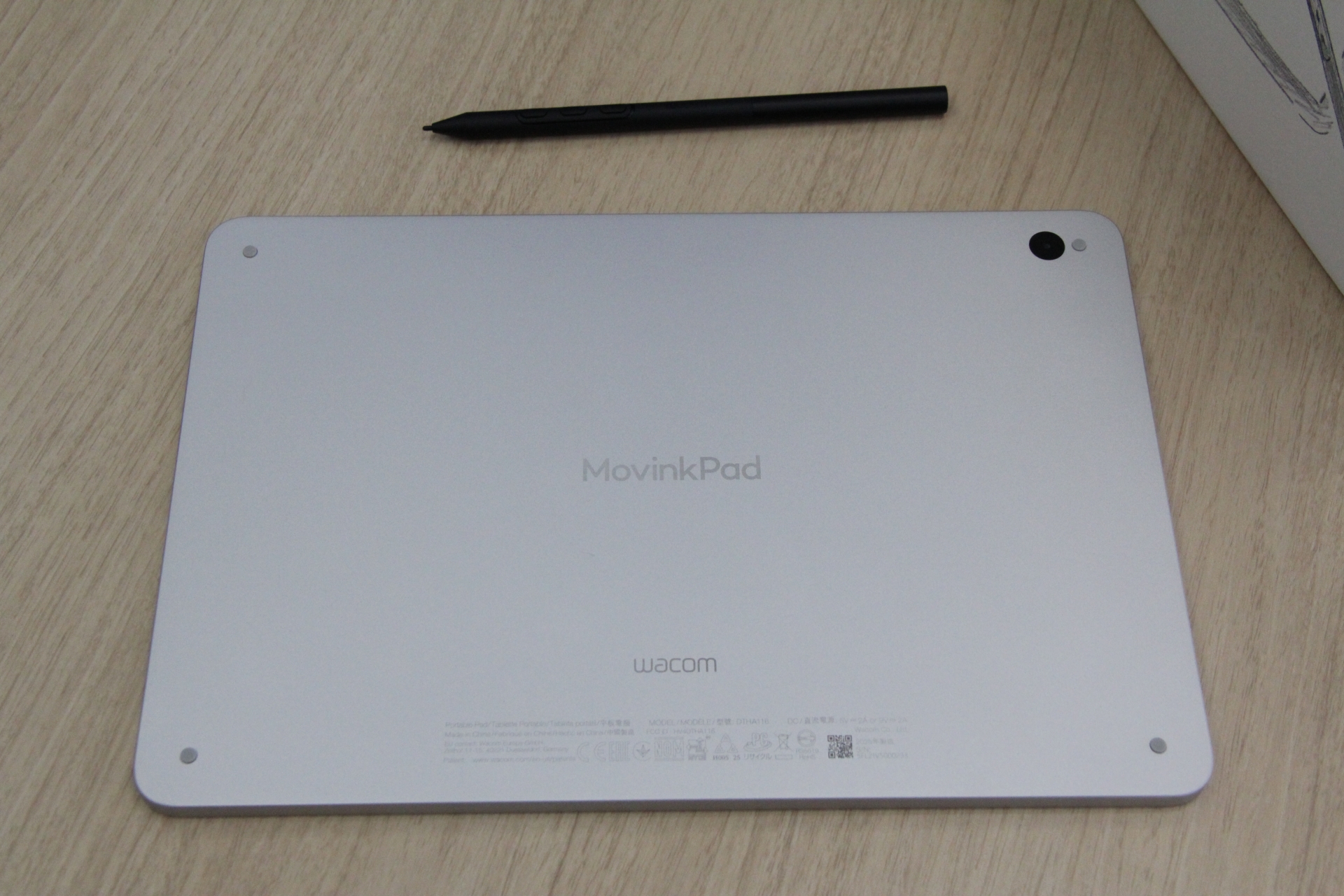 背面にはWACOMとMovinkPadのロゴがあるのみと、極めてシンプル