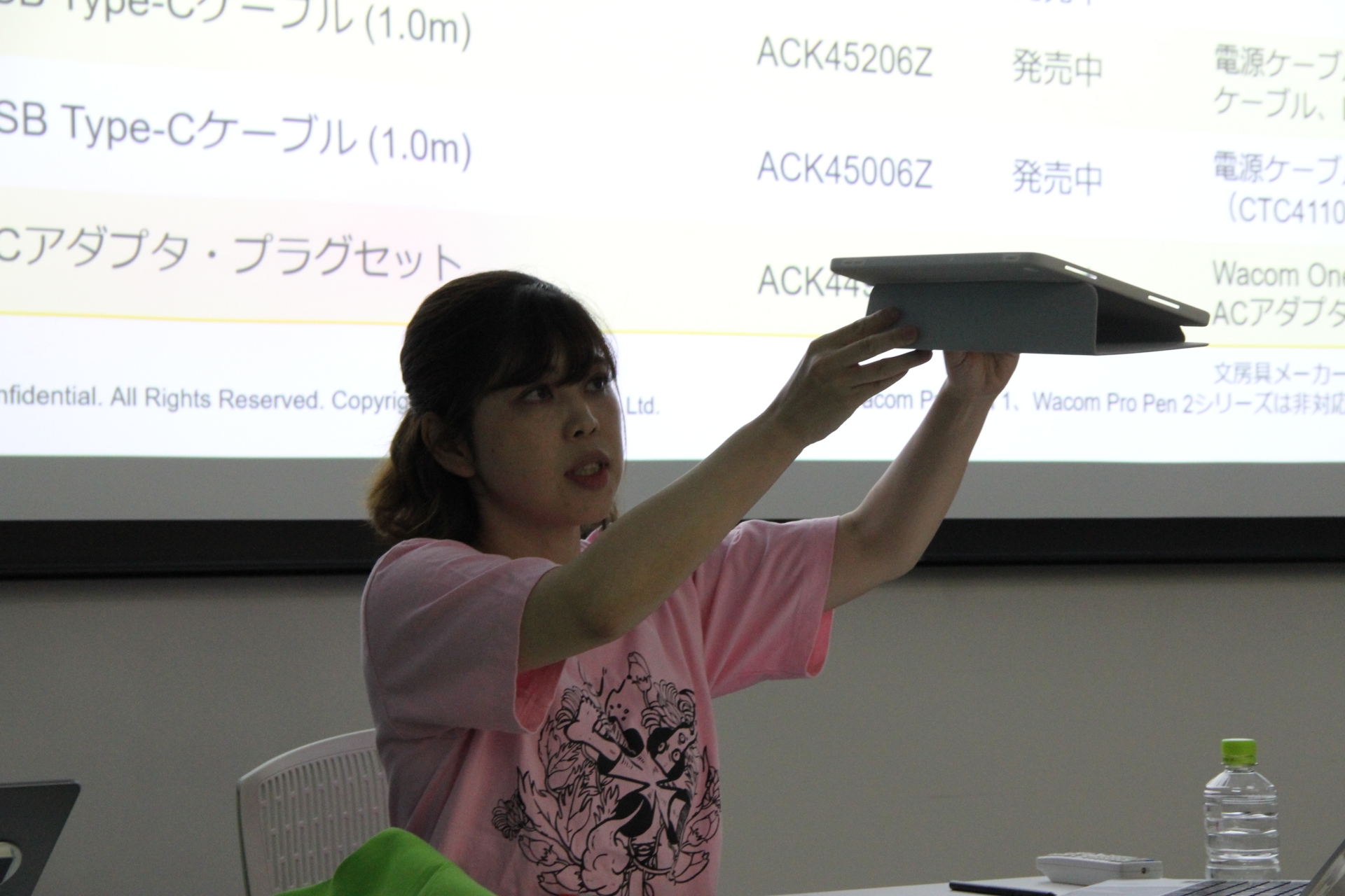 各種アクセサリも充実。角度を付けて作業するのに便利な、専用のスタンド付きケースも後日発売予定