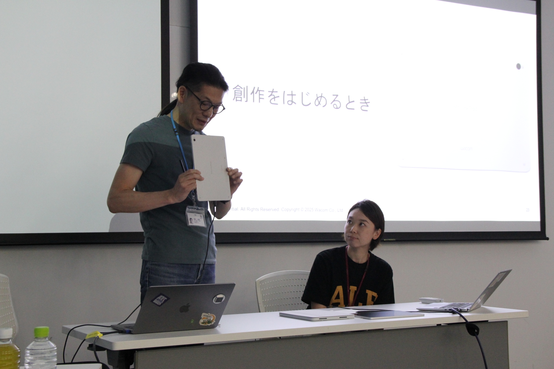 UXについての解説を行なったUX/サービスデザイン責任者の鈴木啓高氏（左）と、セントラルマーケティング シニアマネージャーの則行あかね氏（右）