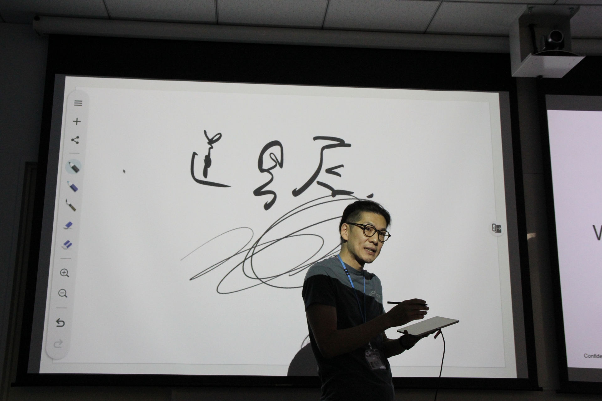 最初の画面でペンを長押しか電源を2度押し、または通常のアンロックを行なうことで、すぐに描き始めることができる。「Wacom Canvas」は搭載ツールこそミニマムだが、これは思いついたアイデアをサッと描くことにフォーカスしているため。ここを多機能にしてしまうと創作の邪魔になるため、意図的にツールを限定しているとのこと。このような部分でも、創作に特化したUXが考慮されていると鈴木氏は語る