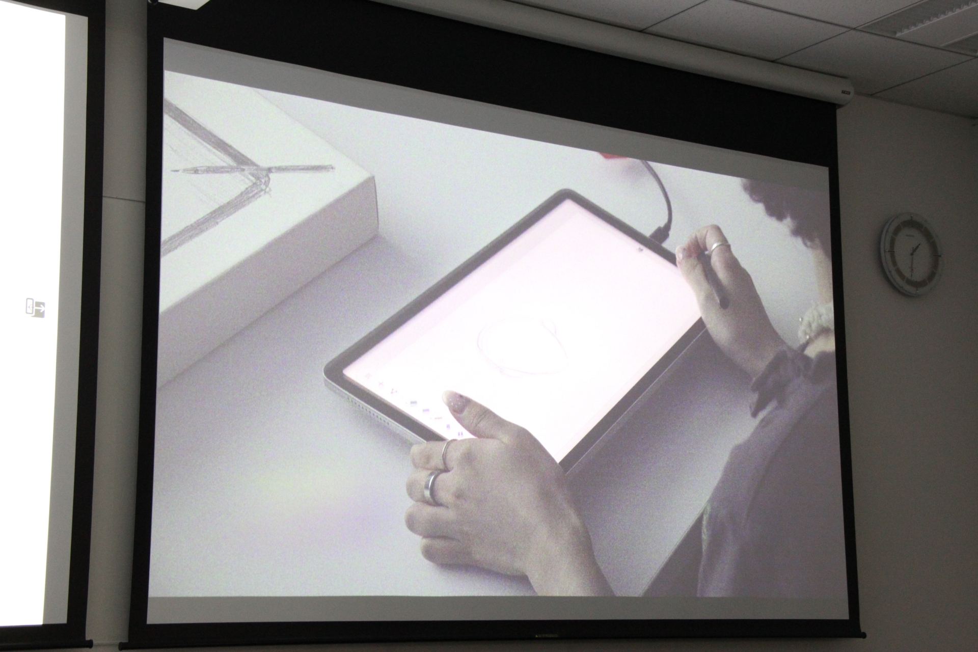 わずかな時間だったが、その間に「Wacom Canvas」でラフ線を引き「CLIP STUDIO PAINT DEBUT」にデータを送って着色へ。わずか20分ほどでここまで作業を進めていた