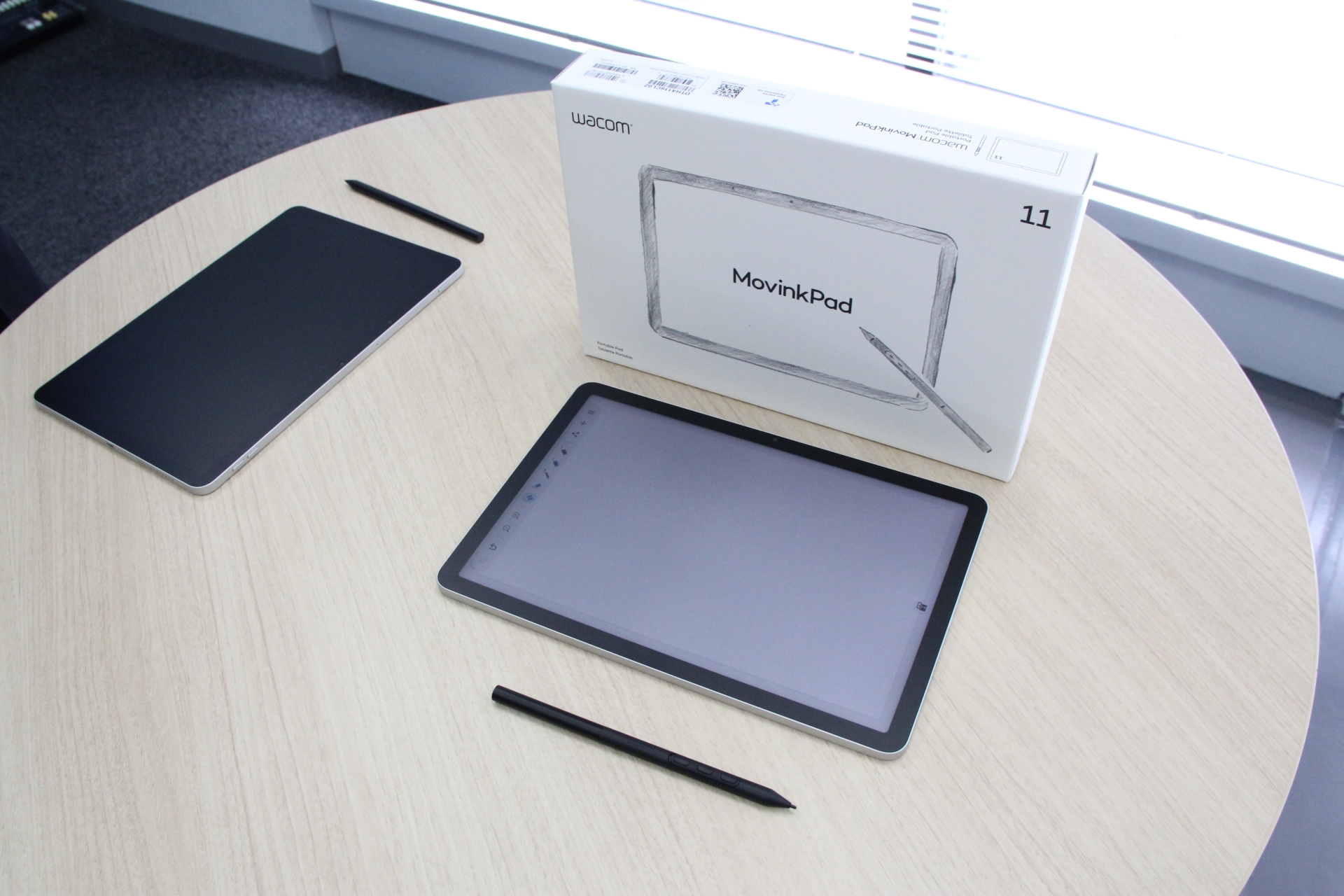 実際に製品を触る機会が設けられていたが、昼間にもかかわらずアンチグレアディスプレイのため画面には映り込みもなく、非常に描きやすかった。真横から見ると、その薄さがわかる。裏面もシンプルで、ソリッドな印象を与える