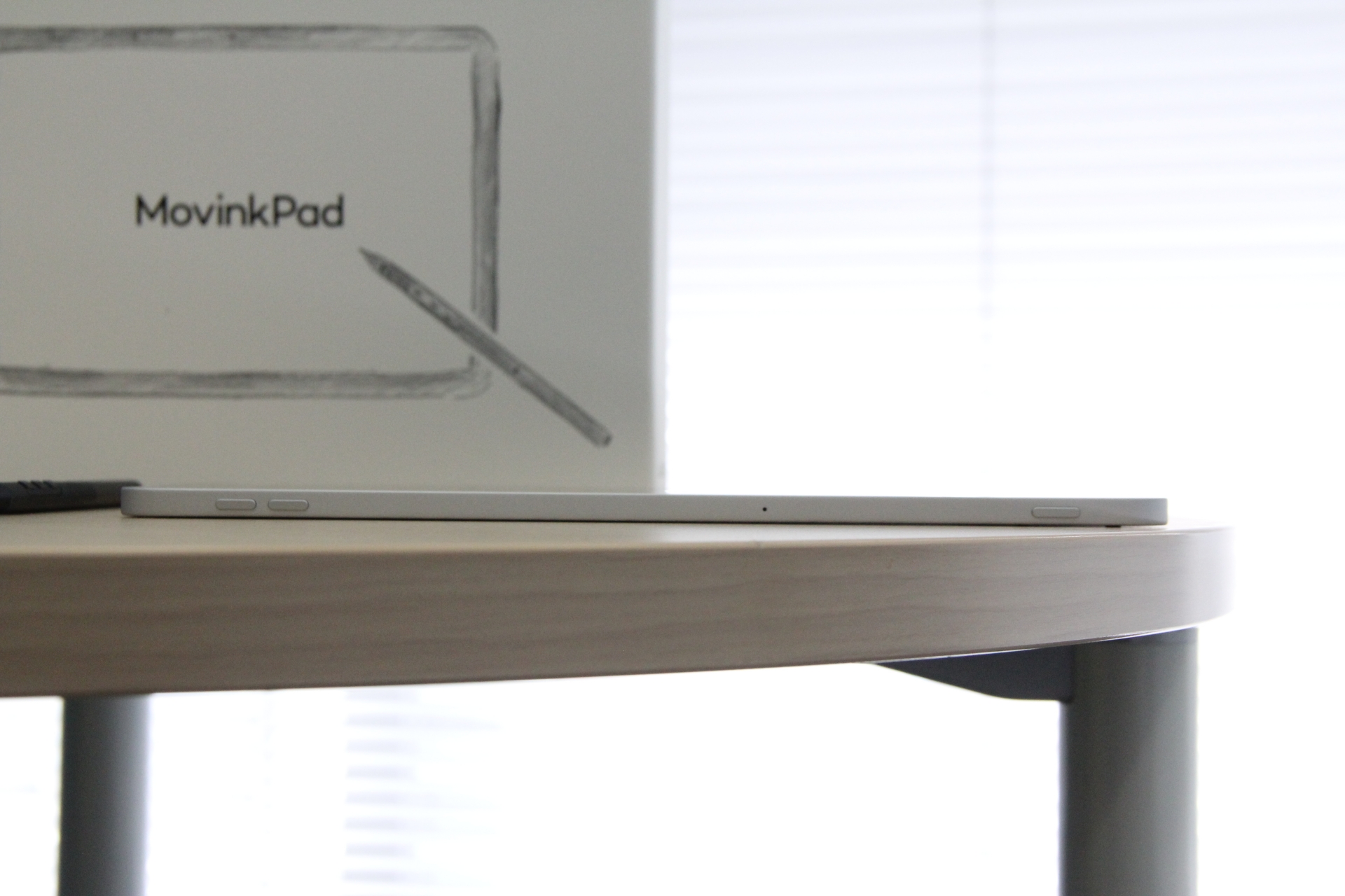 実際に製品を触る機会が設けられていたが、昼間にもかかわらずアンチグレアディスプレイのため画面には映り込みもなく、非常に描きやすかった。真横から見ると、その薄さがわかる。裏面もシンプルで、ソリッドな印象を与える