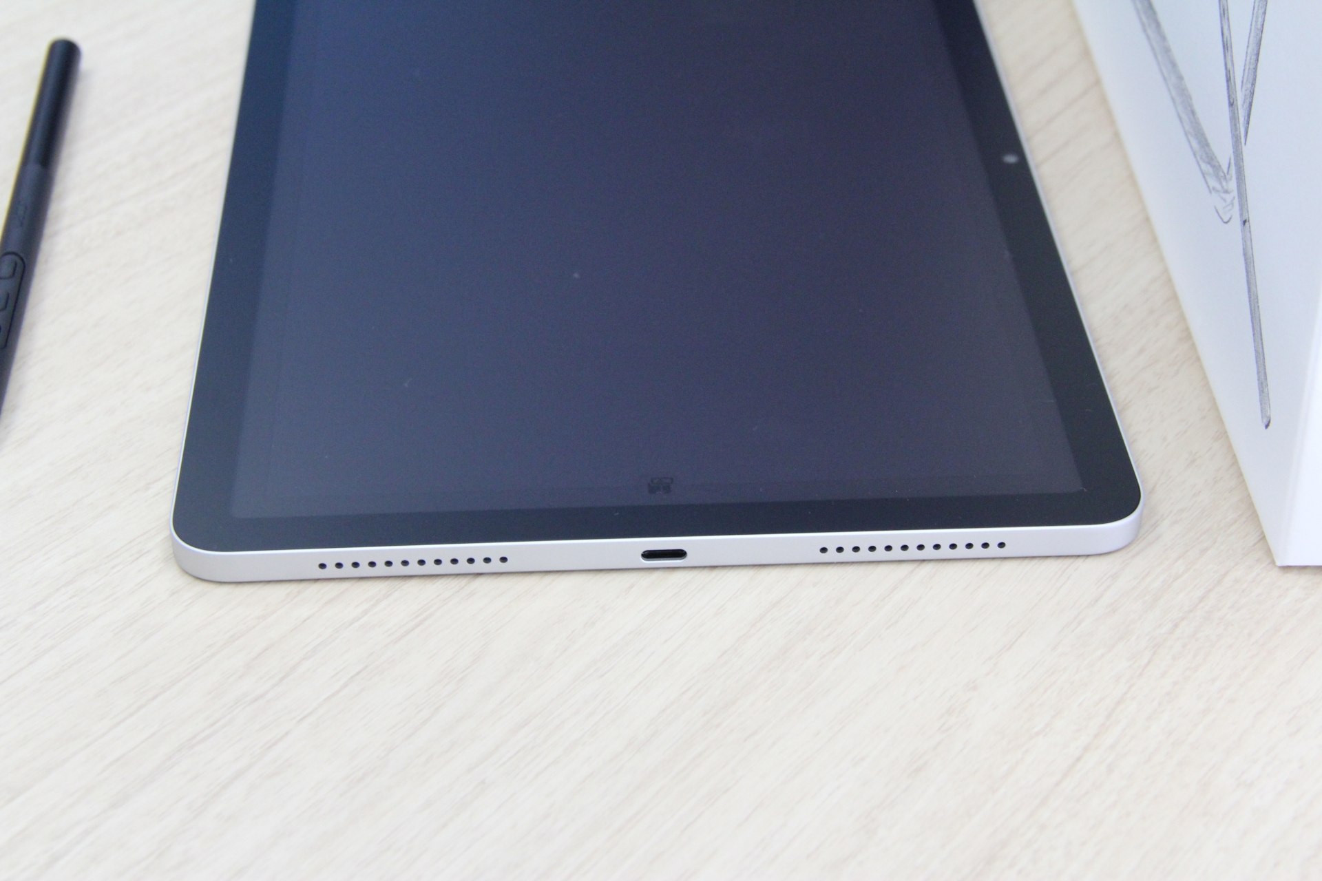 実際に製品を触る機会が設けられていたが、昼間にもかかわらずアンチグレアディスプレイのため画面には映り込みもなく、非常に描きやすかった。真横から見ると、その薄さがわかる。裏面もシンプルで、ソリッドな印象を与える