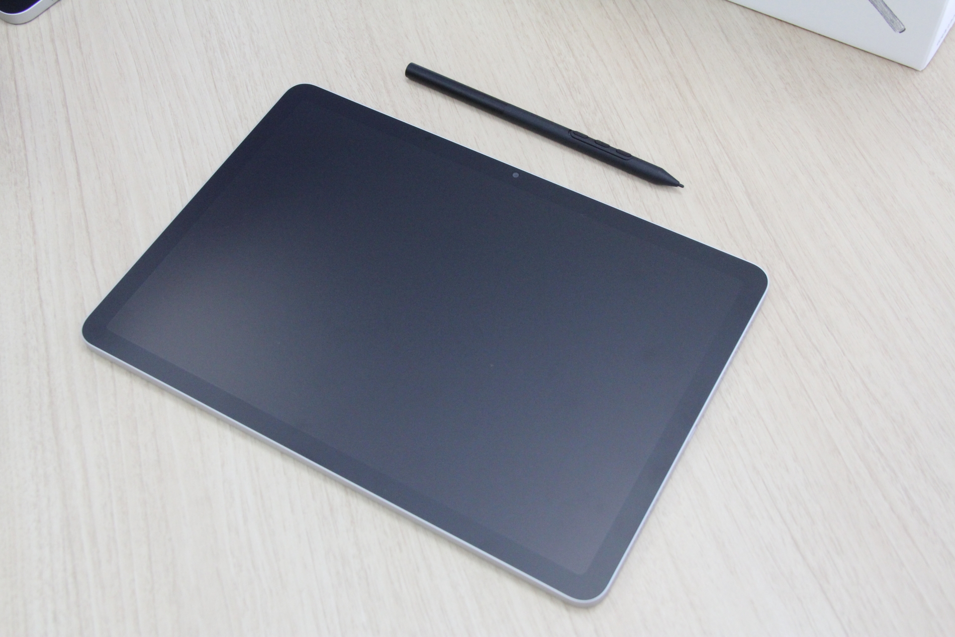 実際に使ってみたところ、スリープ中の画面でペンを長押しすると「Wacom Canvas」が起動、絵を描いた後にシェアボタンをタップしてから「CLIP STUDIO PAINTで続きを描く」を選ぶと、自動的にデータが送られてシームレスに作業を続けられる。作業中のデータは自動保存され「Wacom Shelf」に追加されていく。この一連の作業がひとつのデバイスで完結してしまうのが有り難い