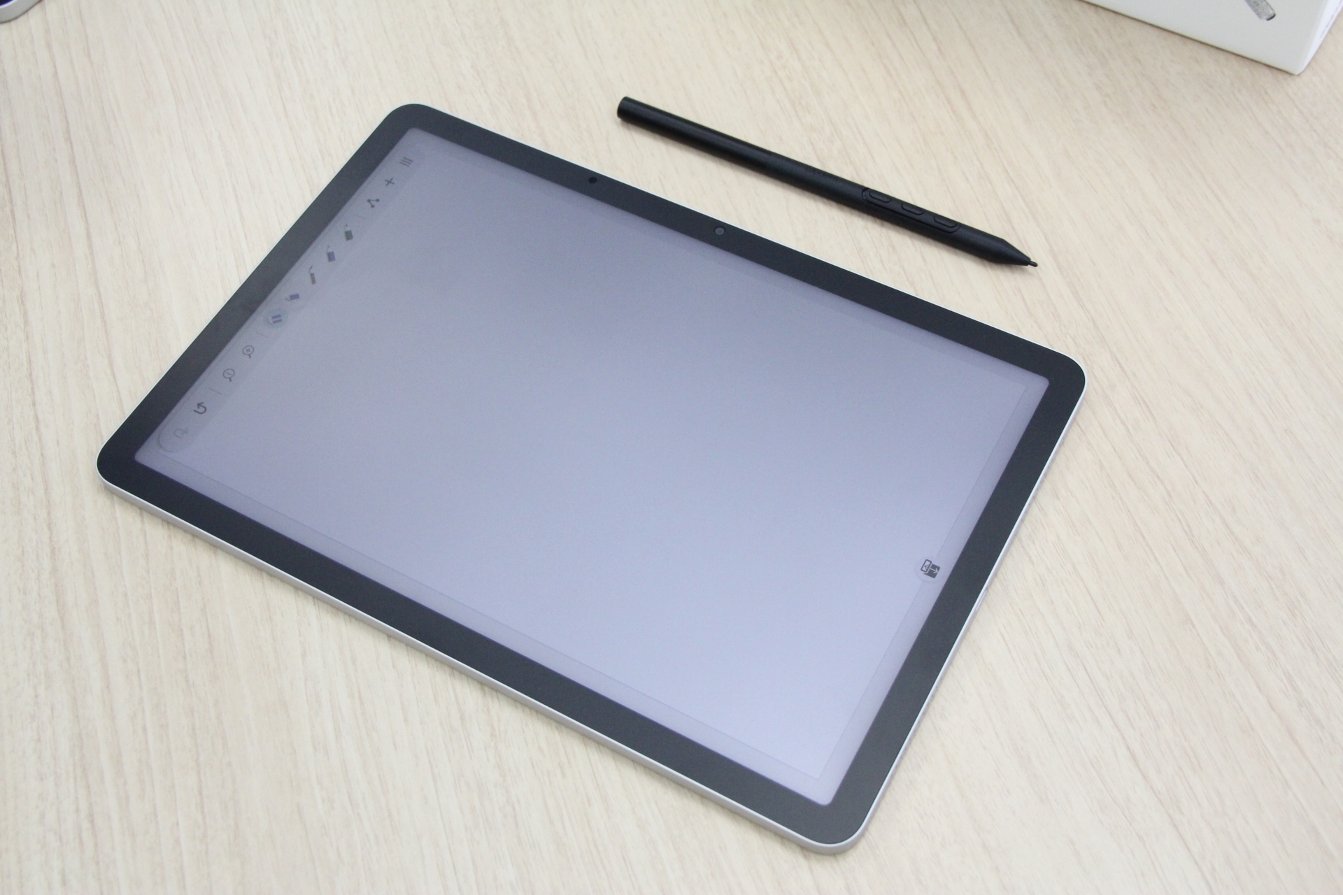 実際に使ってみたところ、スリープ中の画面でペンを長押しすると「Wacom Canvas」が起動、絵を描いた後にシェアボタンをタップしてから「CLIP STUDIO PAINTで続きを描く」を選ぶと、自動的にデータが送られてシームレスに作業を続けられる。作業中のデータは自動保存され「Wacom Shelf」に追加されていく。この一連の作業がひとつのデバイスで完結してしまうのが有り難い