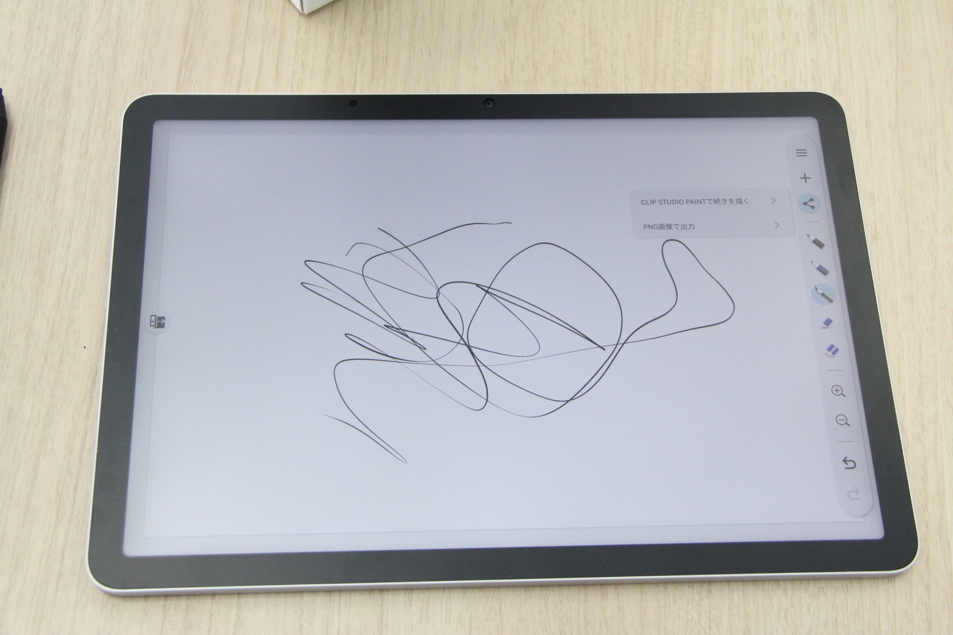 実際に使ってみたところ、スリープ中の画面でペンを長押しすると「Wacom Canvas」が起動、絵を描いた後にシェアボタンをタップしてから「CLIP STUDIO PAINTで続きを描く」を選ぶと、自動的にデータが送られてシームレスに作業を続けられる。作業中のデータは自動保存され「Wacom Shelf」に追加されていく。この一連の作業がひとつのデバイスで完結してしまうのが有り難い