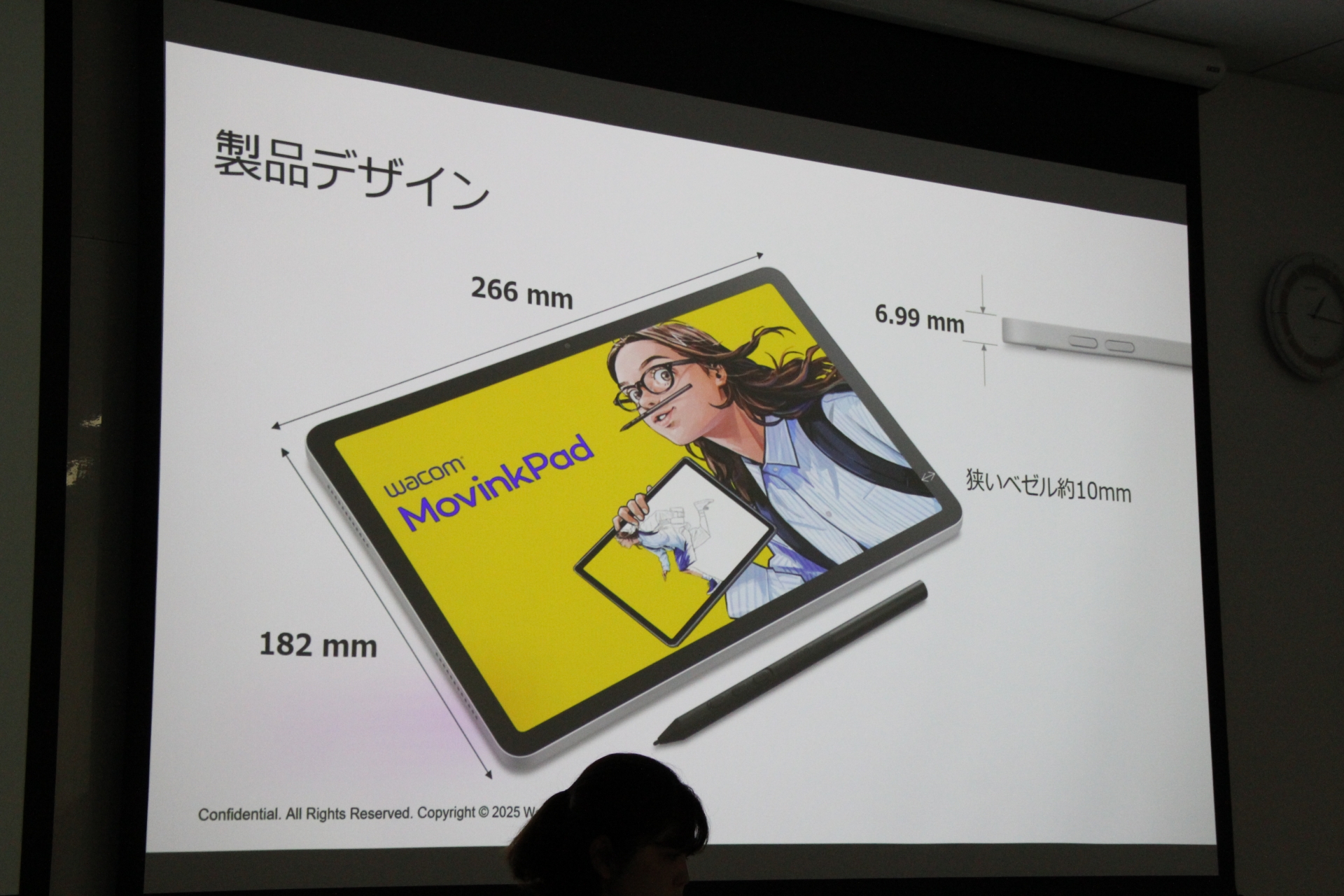 全体的に無駄の無い、スッキリとしたデザインになっている。上面と底面にはそれぞれスピーカが装備されているほか底面にはUSB Type-Cポートがあり、ここに付属のケーブルを接続して充電などをすることが可能だ