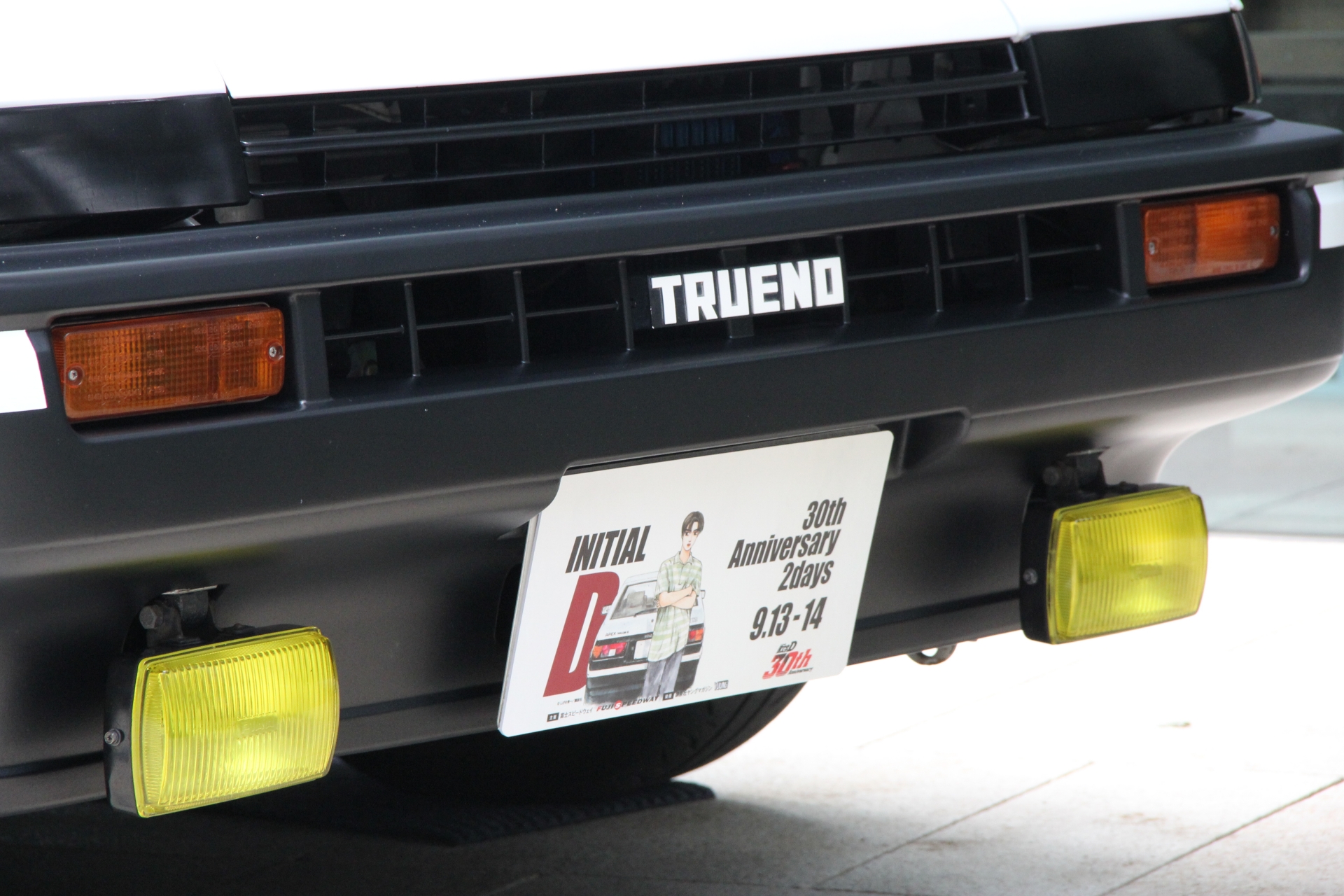 正面と背面のナンバープレート部分