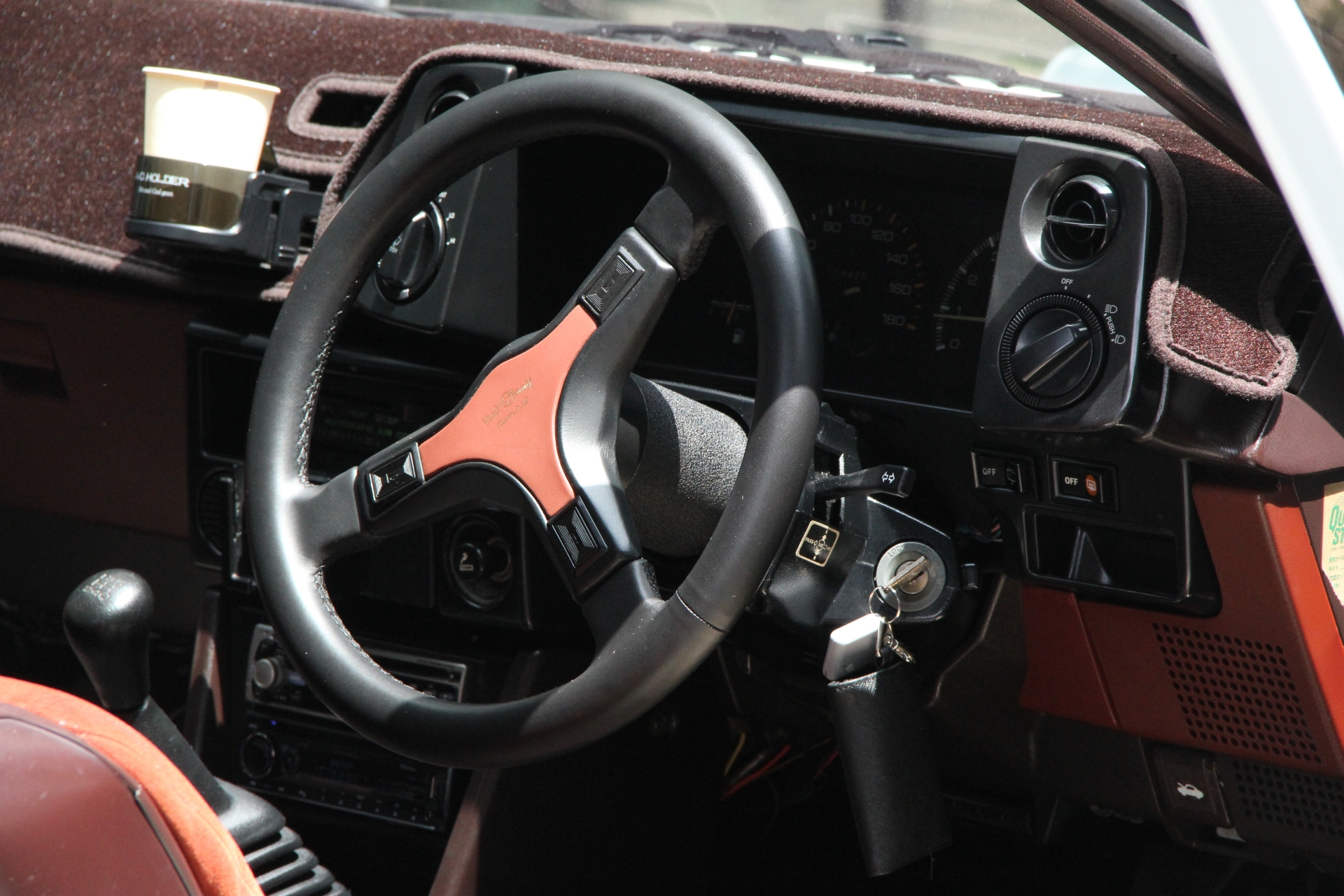 運転席部分。とうふを配達する際には欠かせない要素となる、ドリンクホルダと紙コップも完備されている