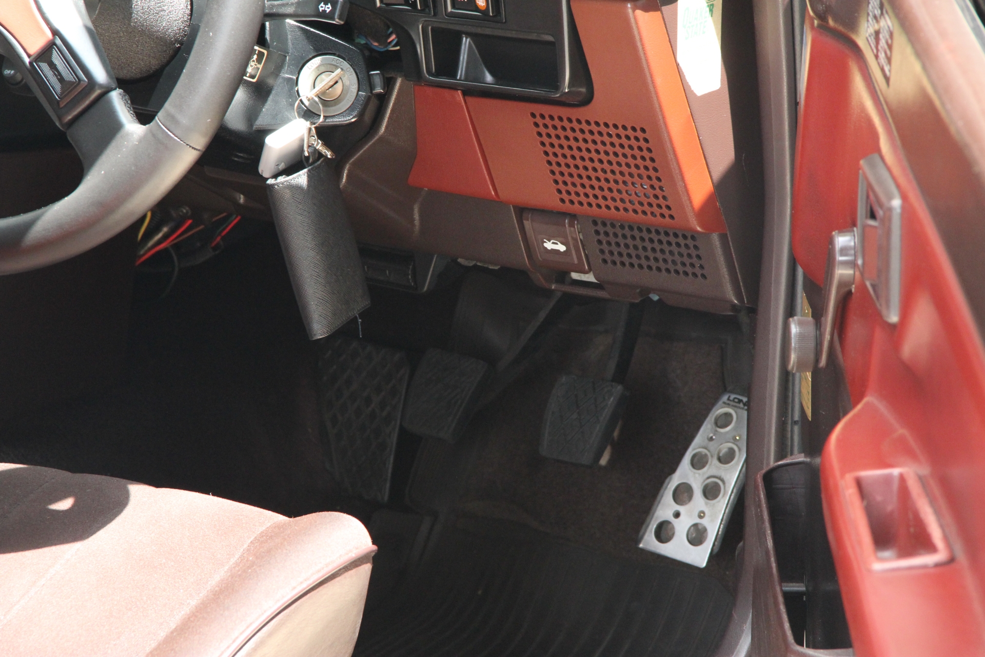 運転席部分。とうふを配達する際には欠かせない要素となる、ドリンクホルダと紙コップも完備されている