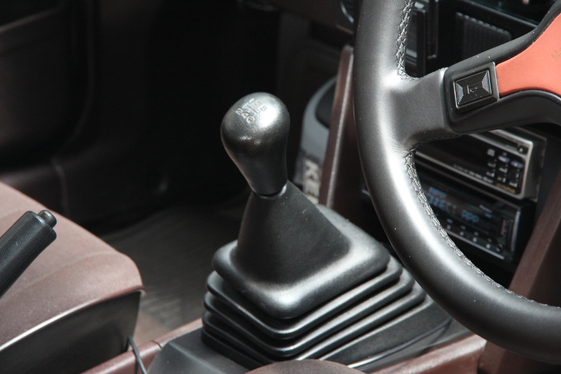 運転席部分。とうふを配達する際には欠かせない要素となる、ドリンクホルダと紙コップも完備されている