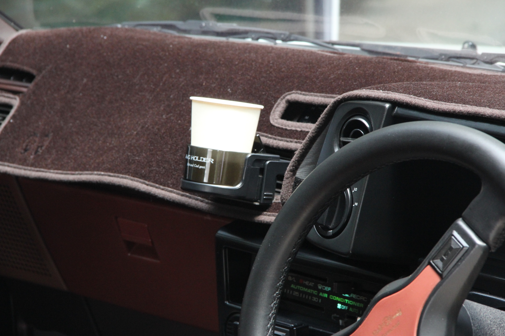 運転席部分。とうふを配達する際には欠かせない要素となる、ドリンクホルダと紙コップも完備されている