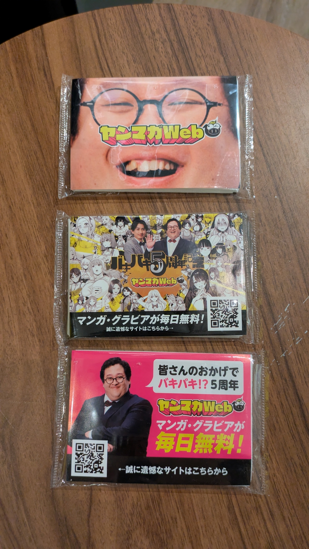 ガチャではコラボバナーの絵柄を用いた色紙や5周年特製ポケットティッシュが当たる