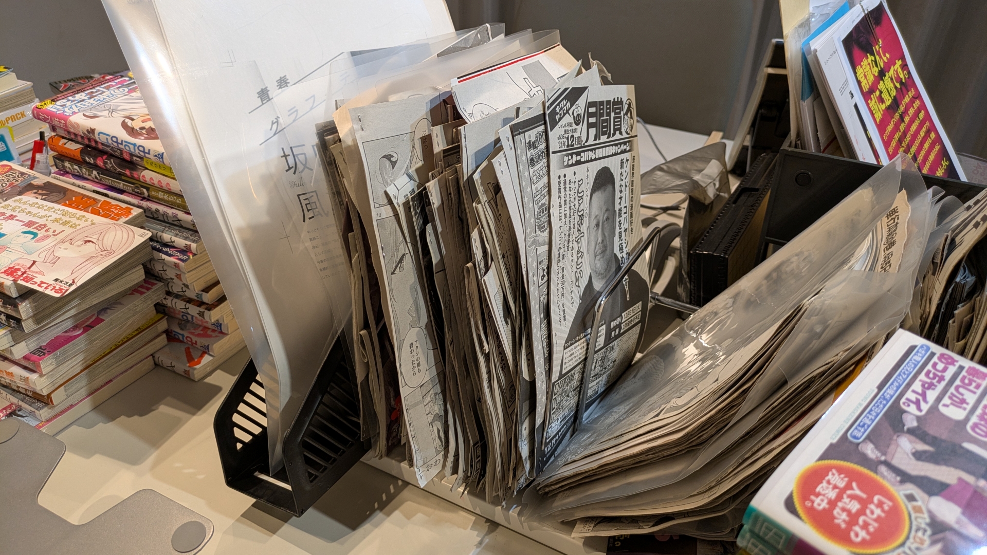 ヤンマガ編集部員のデスクを再現した「ヤンマガ編集部転生ブース」。講談社の校正ハンドブックが置いてあるかと思えば「ヤニねこ」印の灰皿もあったりする