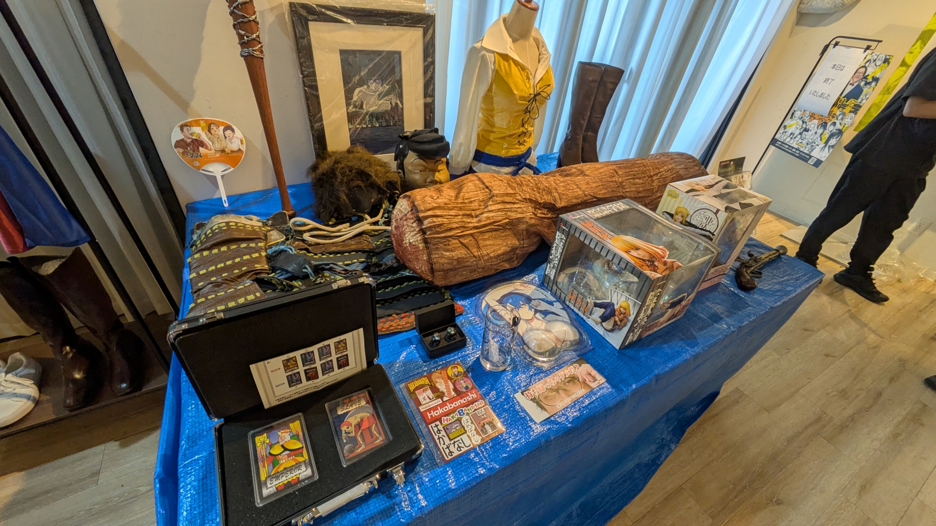 グッズの展示コーナー。中には松本光司氏のサイン入り丸太クッションなども！無断の持ち帰りにはぐんぴぃさんが目を光らせている