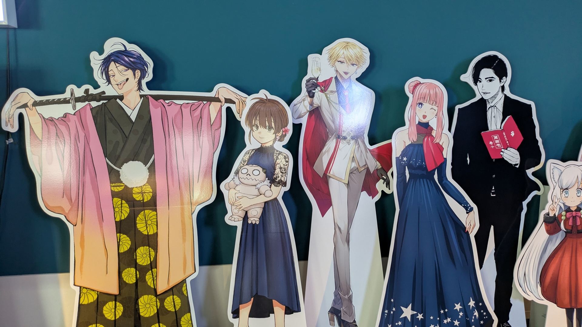 会場外ではマンガワン作品のキャラクターたちが晴れ着でお出迎え
