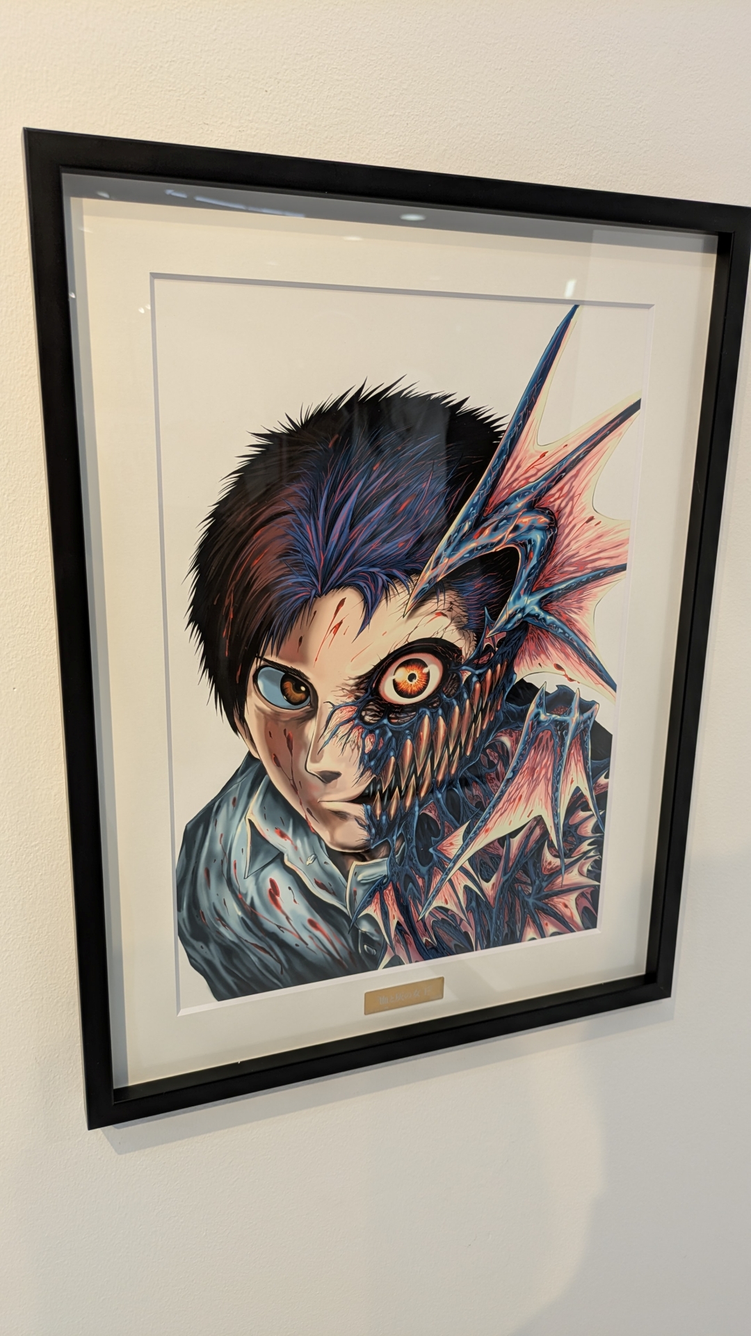物販コーナーのお品書きと展示。缶バッジやアクスタといったアイテムのほか、数量限定で複製原画の販売（デジタルサイン入りの「一勝千金」のみ受注販売）なども行なわれる。複製原画は展示も行なわれていたが、思わず「これが買えてしまうのか……」と思ってしまうほどの出来栄えだった