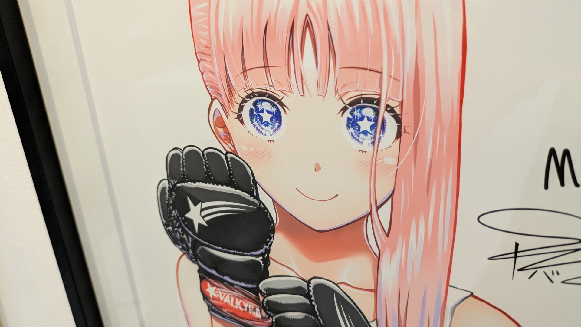 物販コーナーのお品書きと展示。缶バッジやアクスタといったアイテムのほか、数量限定で複製原画の販売（デジタルサイン入りの「一勝千金」のみ受注販売）なども行なわれる。複製原画は展示も行なわれていたが、思わず「これが買えてしまうのか……」と思ってしまうほどの出来栄えだった