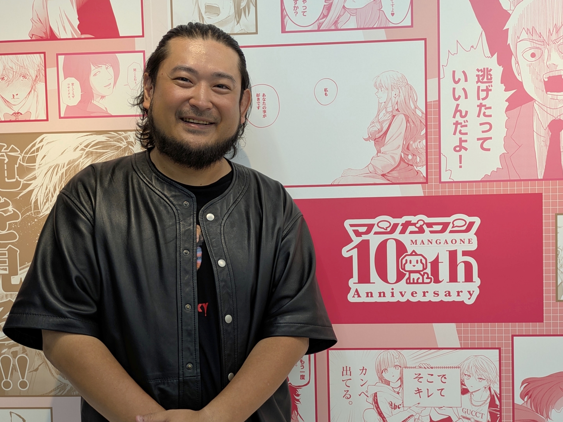 本企画を担当したマンガワン編集部の成田卓哉氏。マンガワンでのキャリアは約8年、展覧会の担当は途中から引き継いだ形だったという。本展覧会に関しては作品数も多く、素材も豊富にあるなかで逆に何をどうピックアップするかという点や、抜けや漏れがないかのチェックなど、ディレクション面での苦労も語ってくれた
