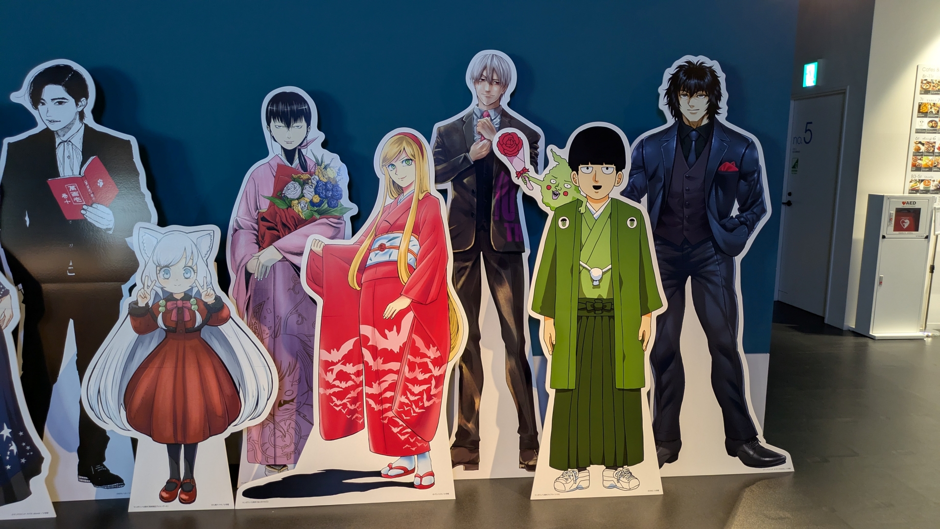 会場外ではマンガワン作品のキャラクターたちが晴れ着でお出迎え